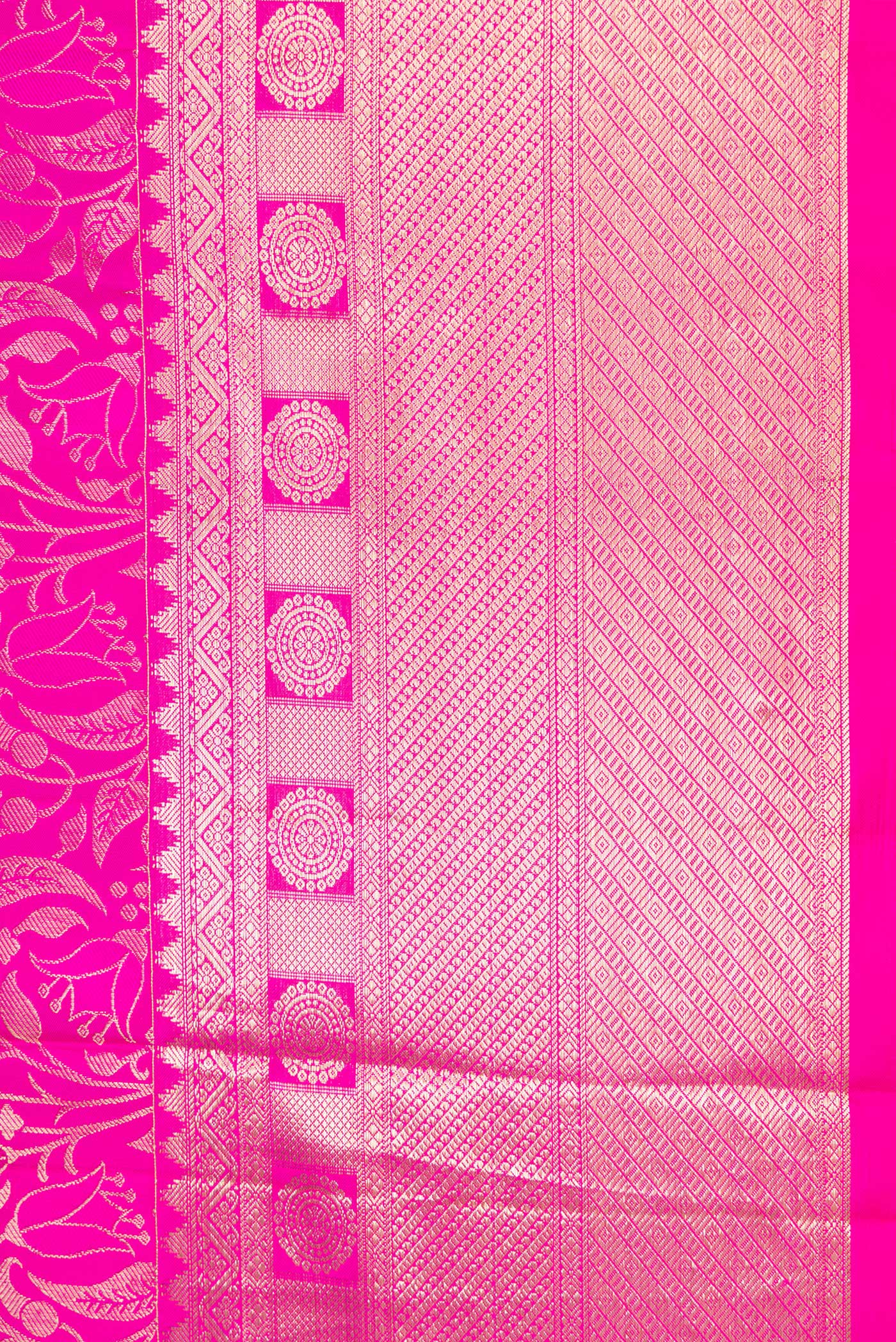 Border image of Pink Dual Tone Kanchipuram Silk Saree with Zari Brocade on the body and Zari Border. 