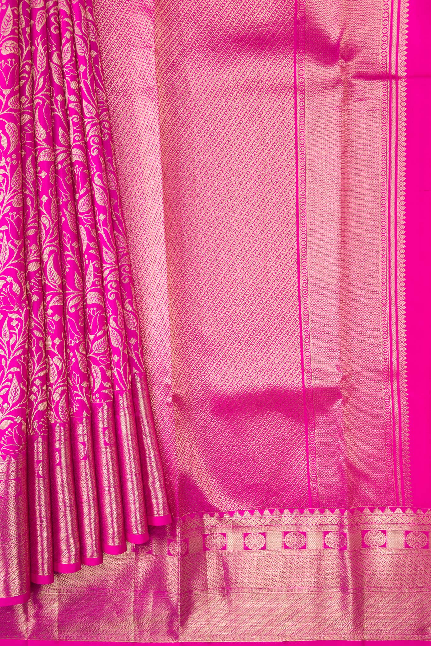 Pleats and pallu of Pink Dual Tone Kanchipuram Silk Saree with Zari Brocade on the body and Zari Border. 