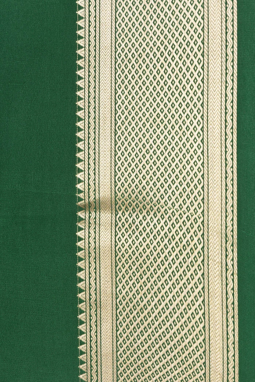 Border image of Bottle Green Dual Tone Mysore Georgette Saree with Plain Body and Zari Border. 