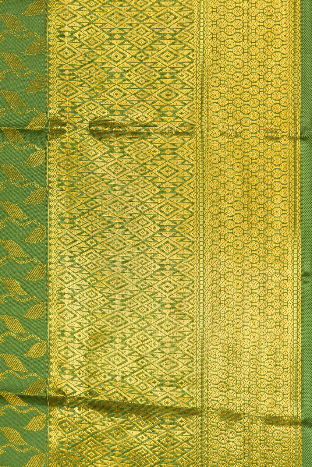 Border image of Mehandi Green Dual Tone Kanchipuram Silk Saree with Zari Brocade on the body and Zari Border. 