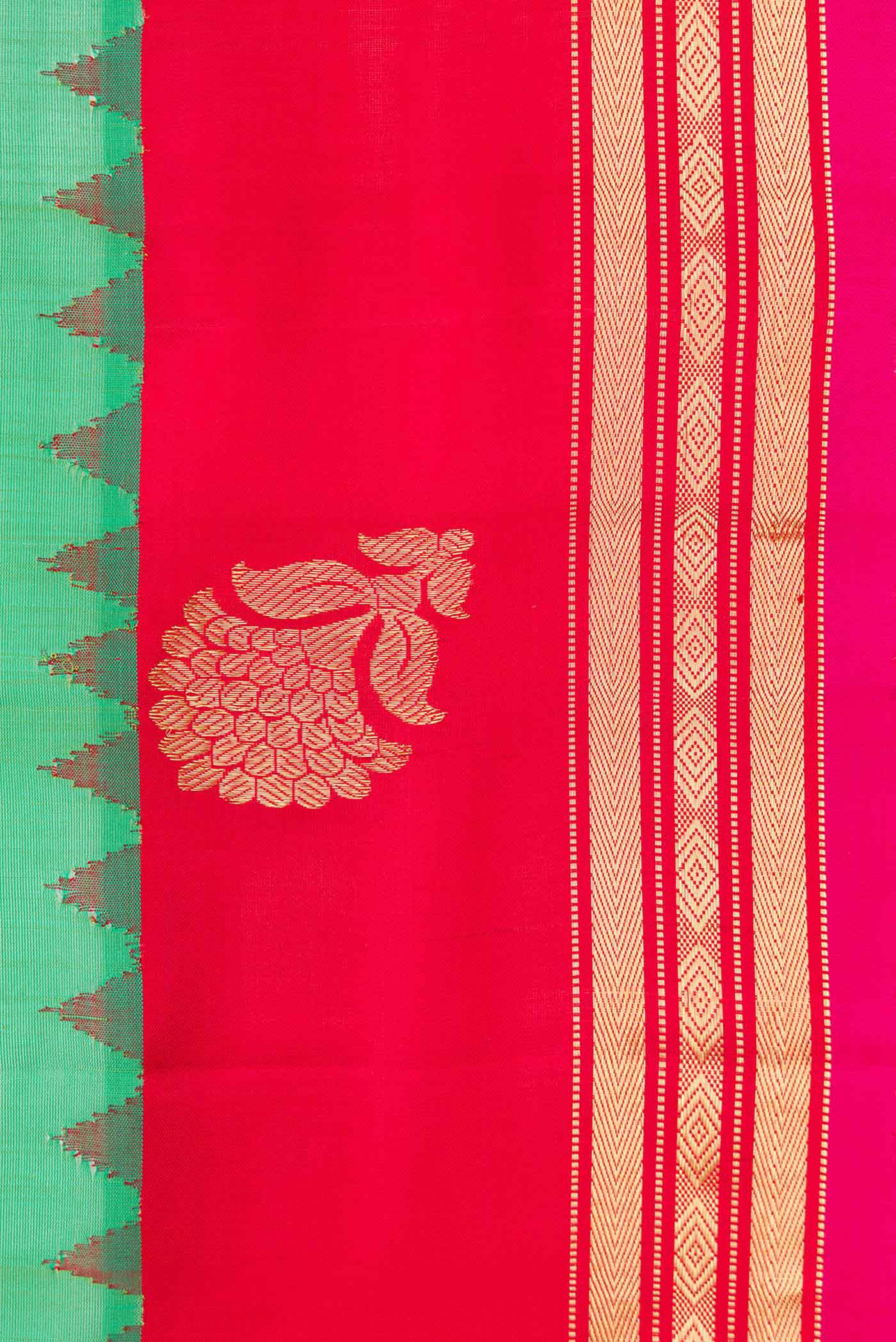 Border image of Green Dual Tone Gadwal Silk Saree with Plain Body and Fancy Border