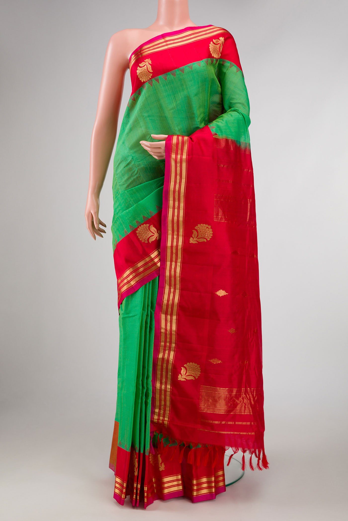 Green Dual Tone Gadwal Silk Saree with Plain Body and Fancy Border displayed on a mannequin