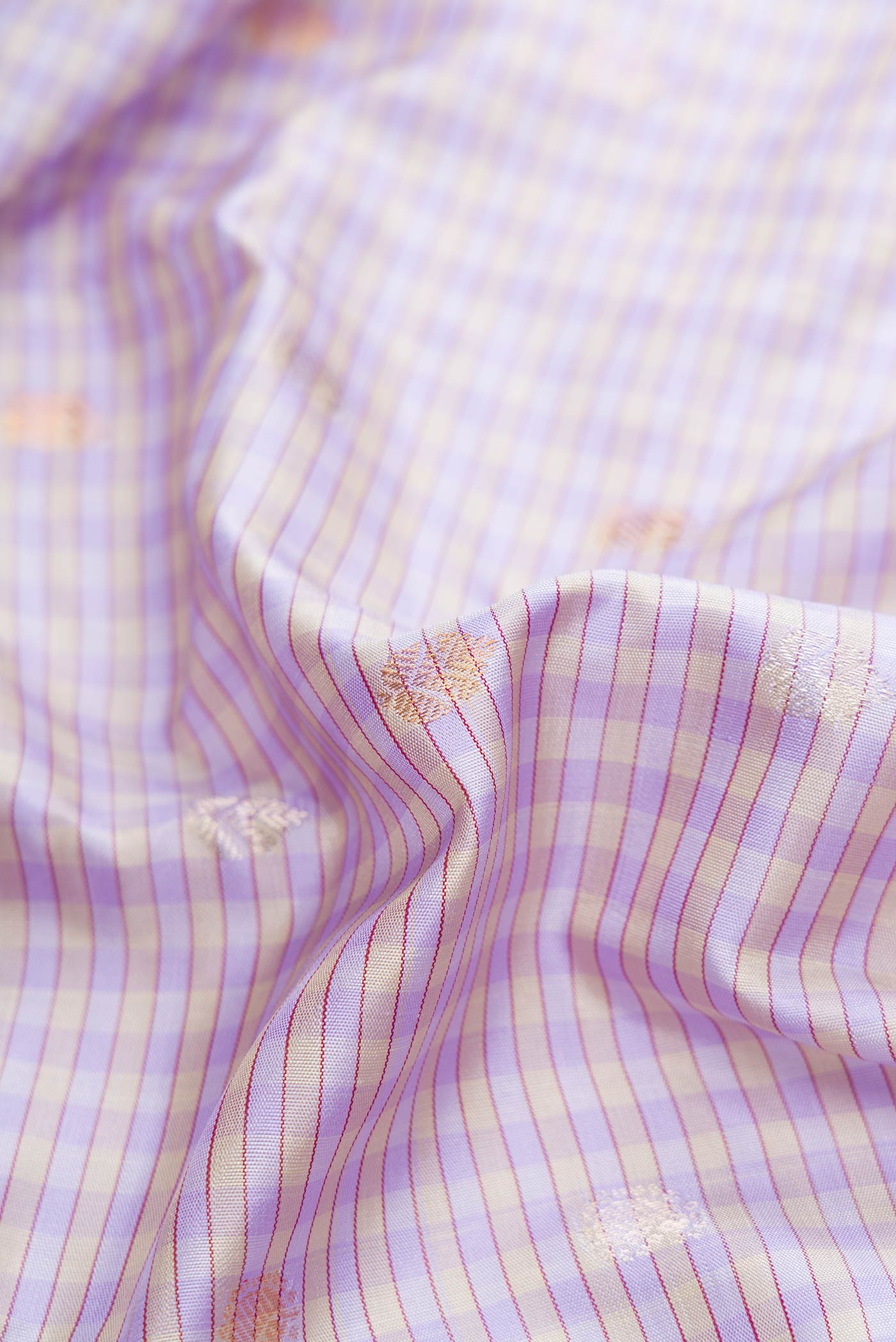 Close up of Lilac Dual Tone Gadwal Silk Saree with Zari Butta on the body and Zari Border displaying folds