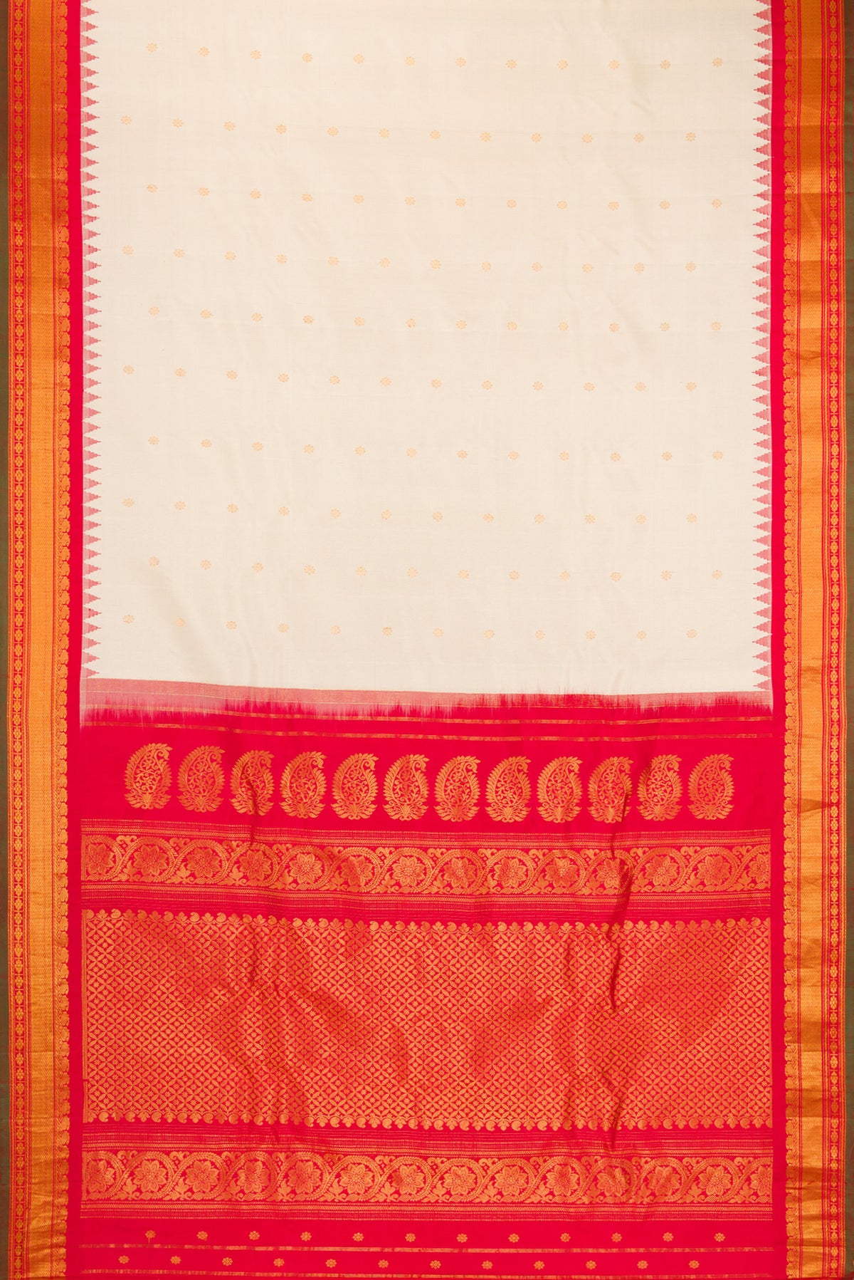Flat view of Off White Gadwal Silk Saree with Zari Butta on the body and Zari Border. 