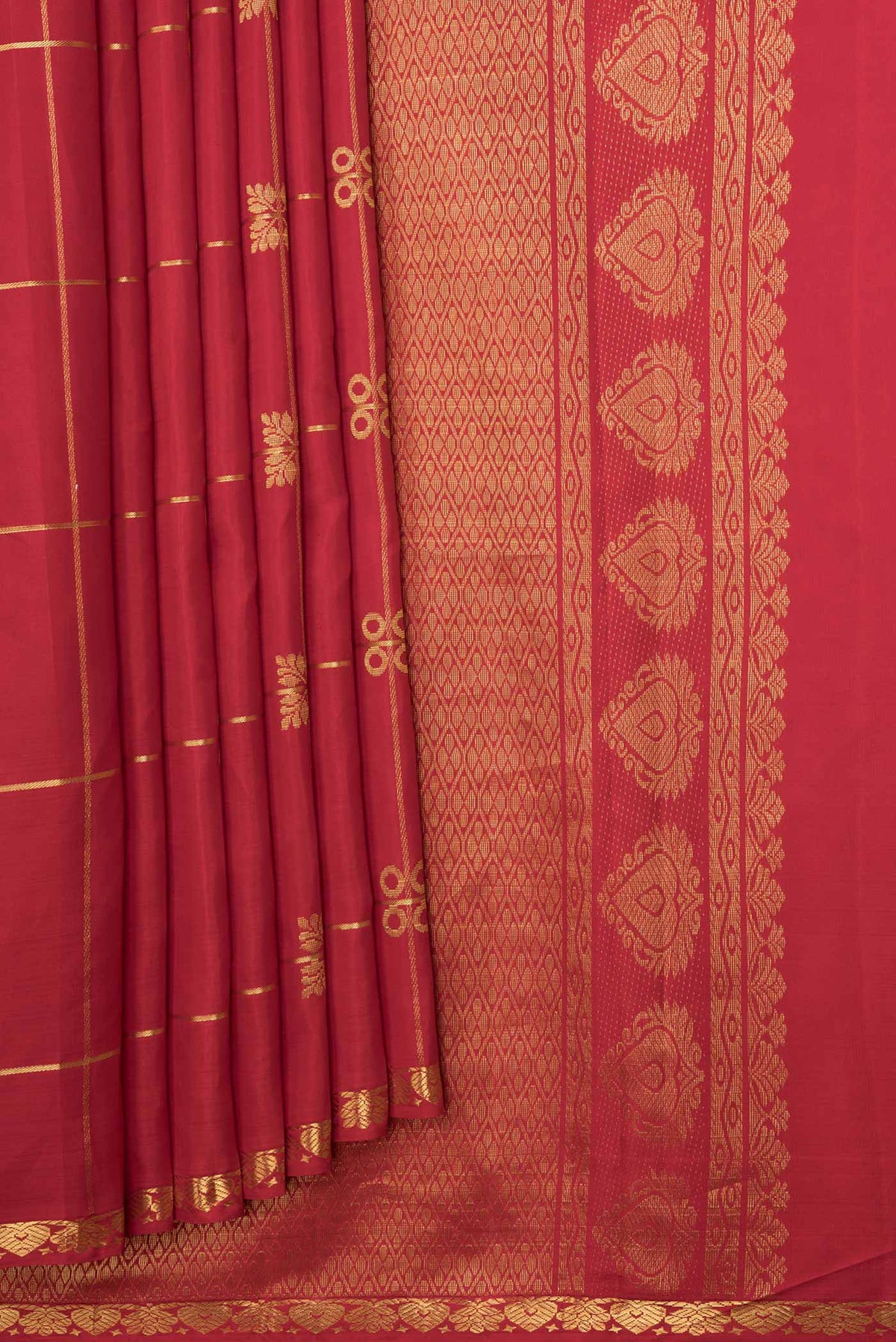 Pleats and pallu of Red Dual Tone Kanchipuram Silk Saree with Checked design on the body and Zari Border