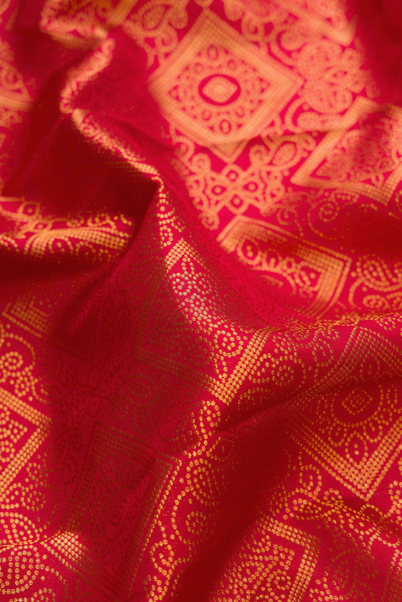 Close up of Dark Pink Dual Tone Kanchipuram Silk Saree with Zari Brocade on the body and Zari Border.  displaying folds