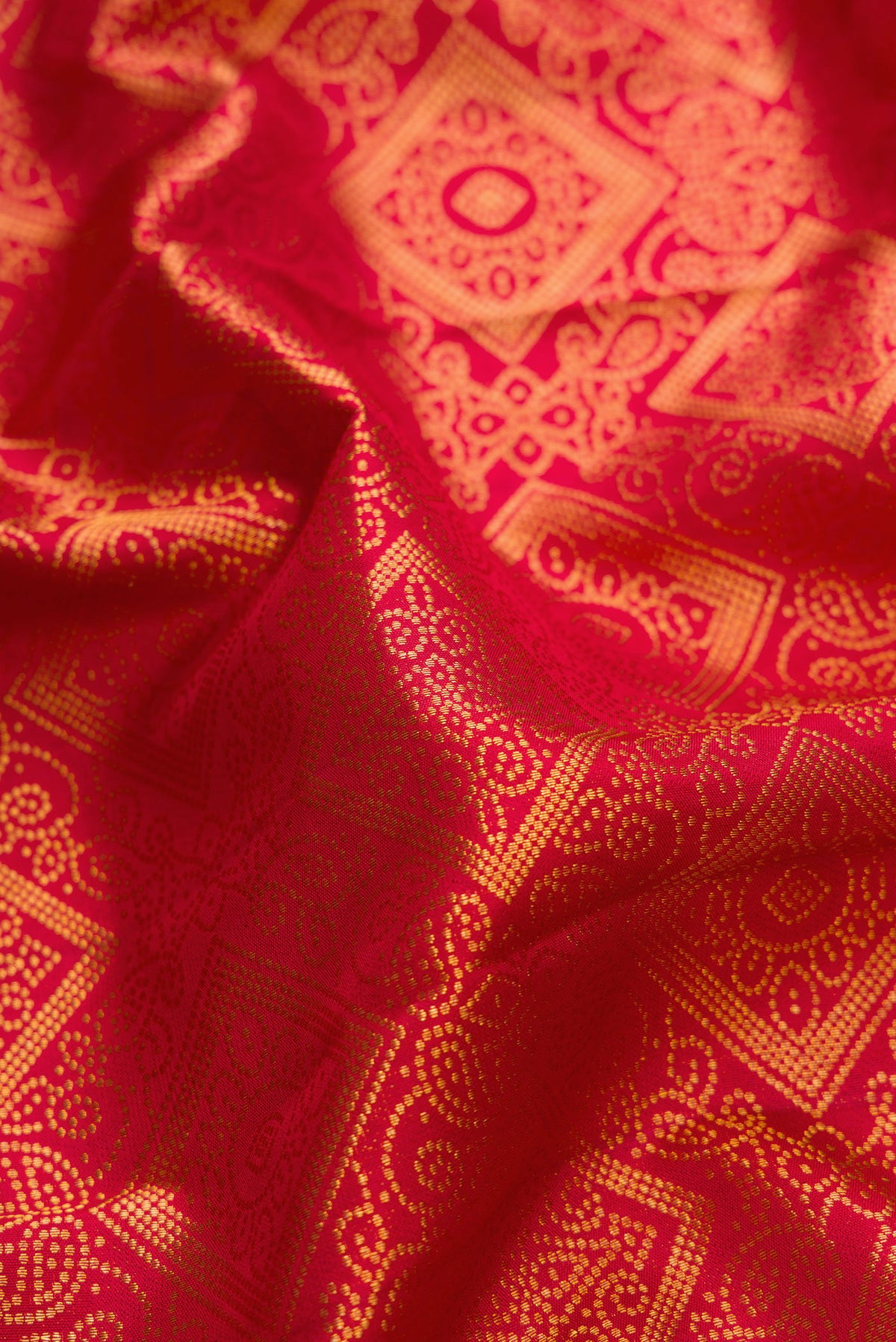 Close up of Dark Pink Dual Tone Kanchipuram Silk Saree with Zari Brocade on the body and Zari Border.  displaying folds
