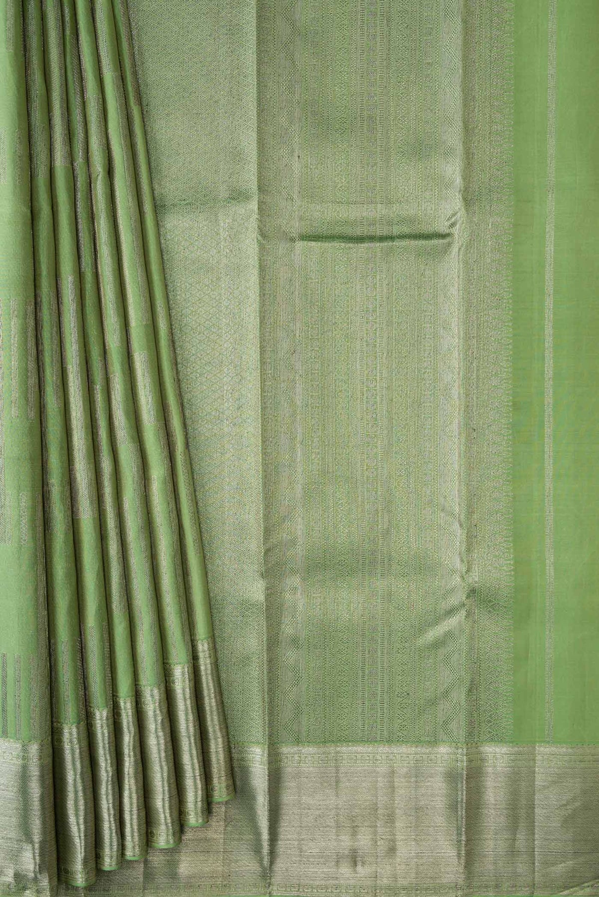 Pleats and pallu of Green Dual Tone Kanchipuram Silk Saree with Zari Brocade on the body and Zari Border