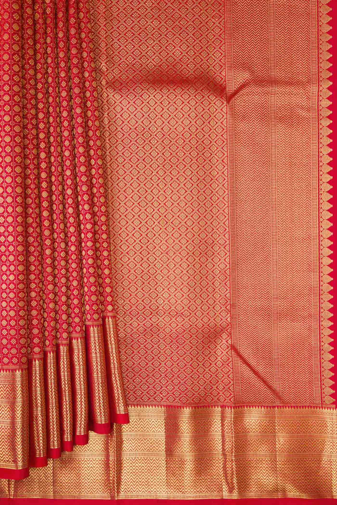 Pleats and pallu of Maroon Dual Tone Kanjivaram Silk Saree with Zari Brocade on the body and Zari Border. 