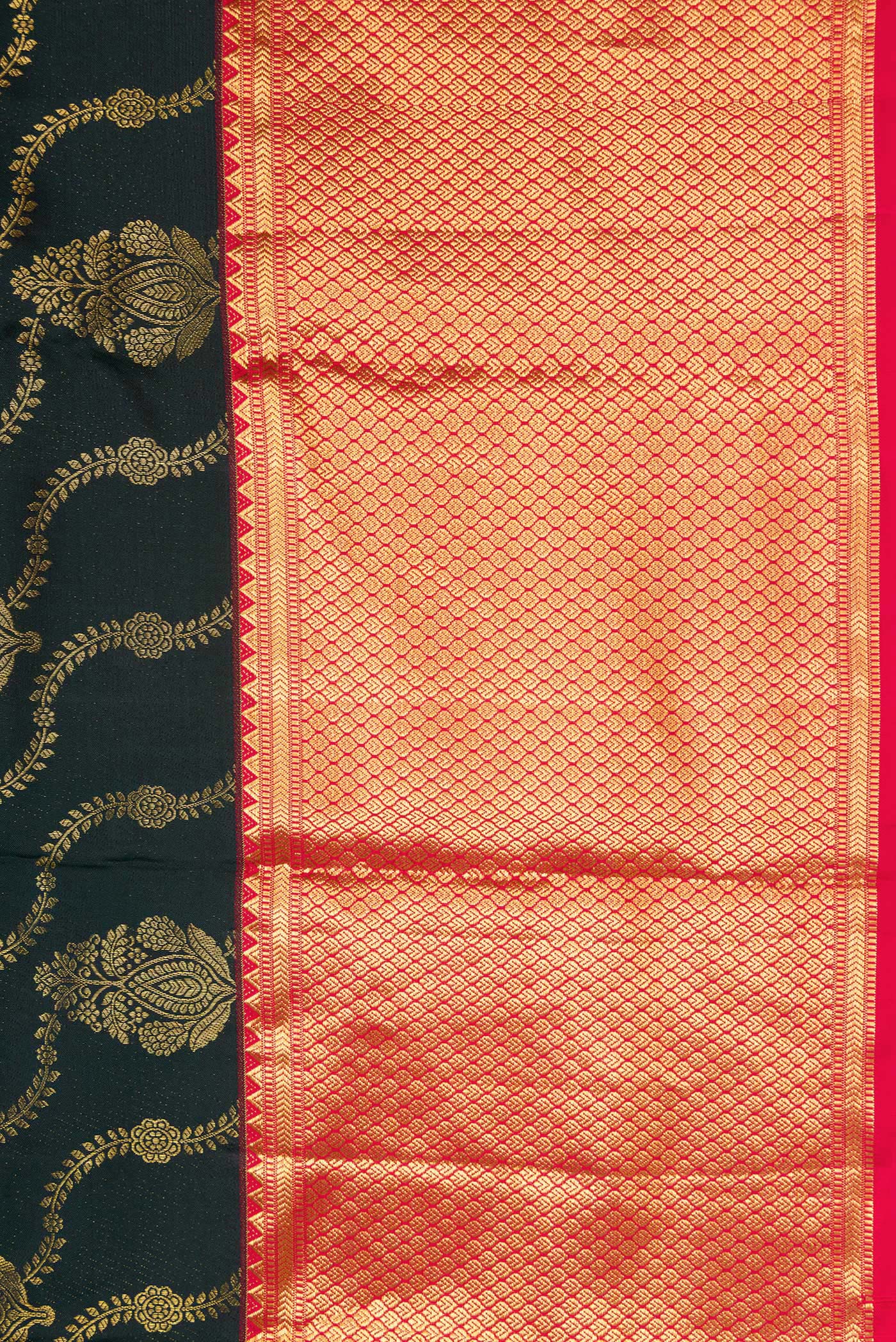 Border image of Bottle Green Dual Tone Kanjivaram Silk Saree with Zari Brocade on the body and Zari Border. 