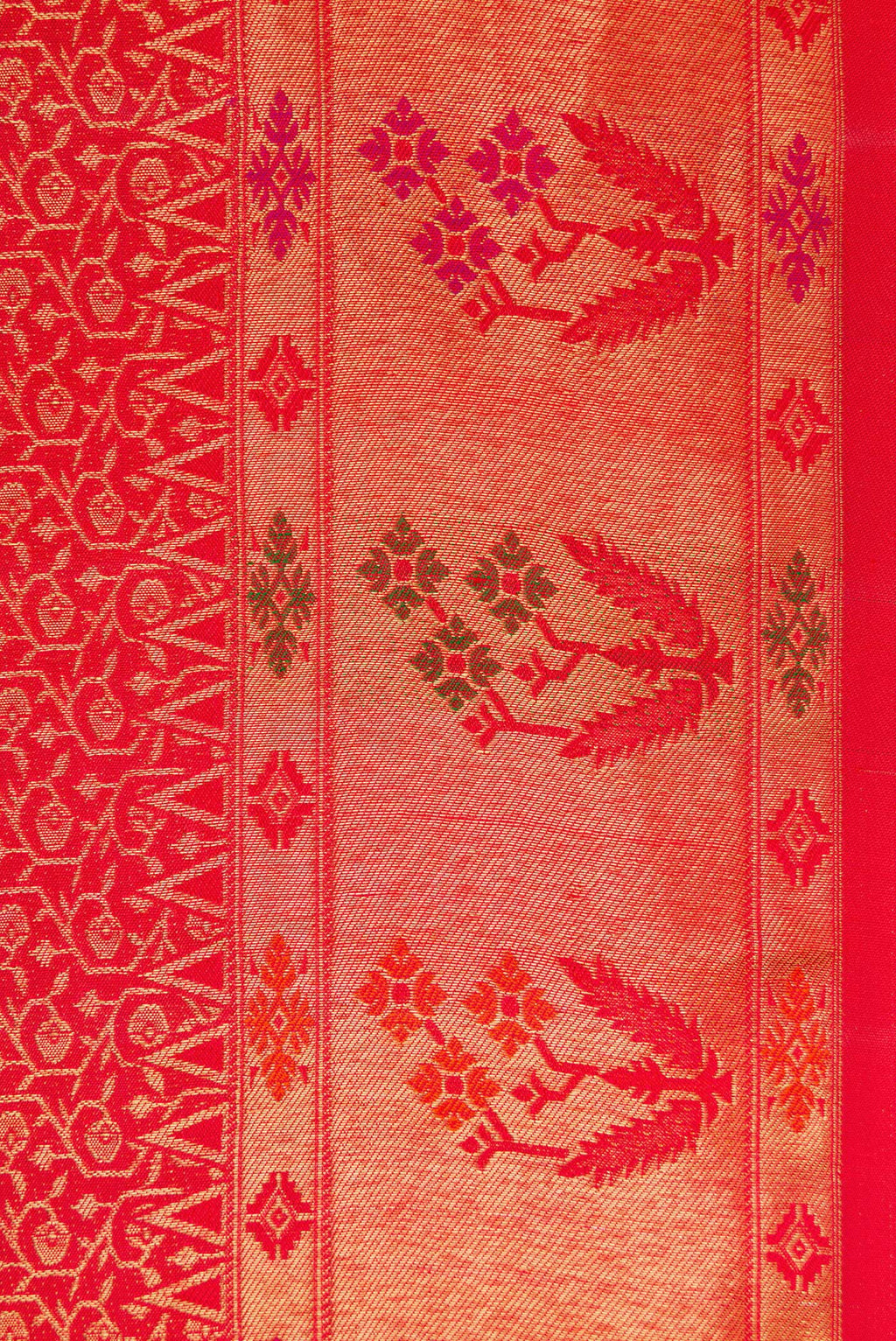 Border image of Pure Silk Pure Zari Red Dual Tone Kanjivaram Saree with Zari Brocade on the body and Zari Border. 