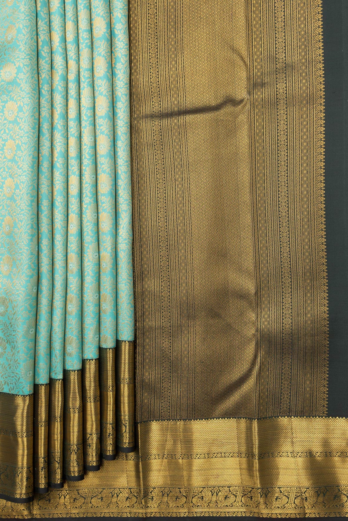 Pleats and pallu of Sea Green Dual Tone Kanchipuram Silk Saree with Zari Brocade on the body and Zari Border. 