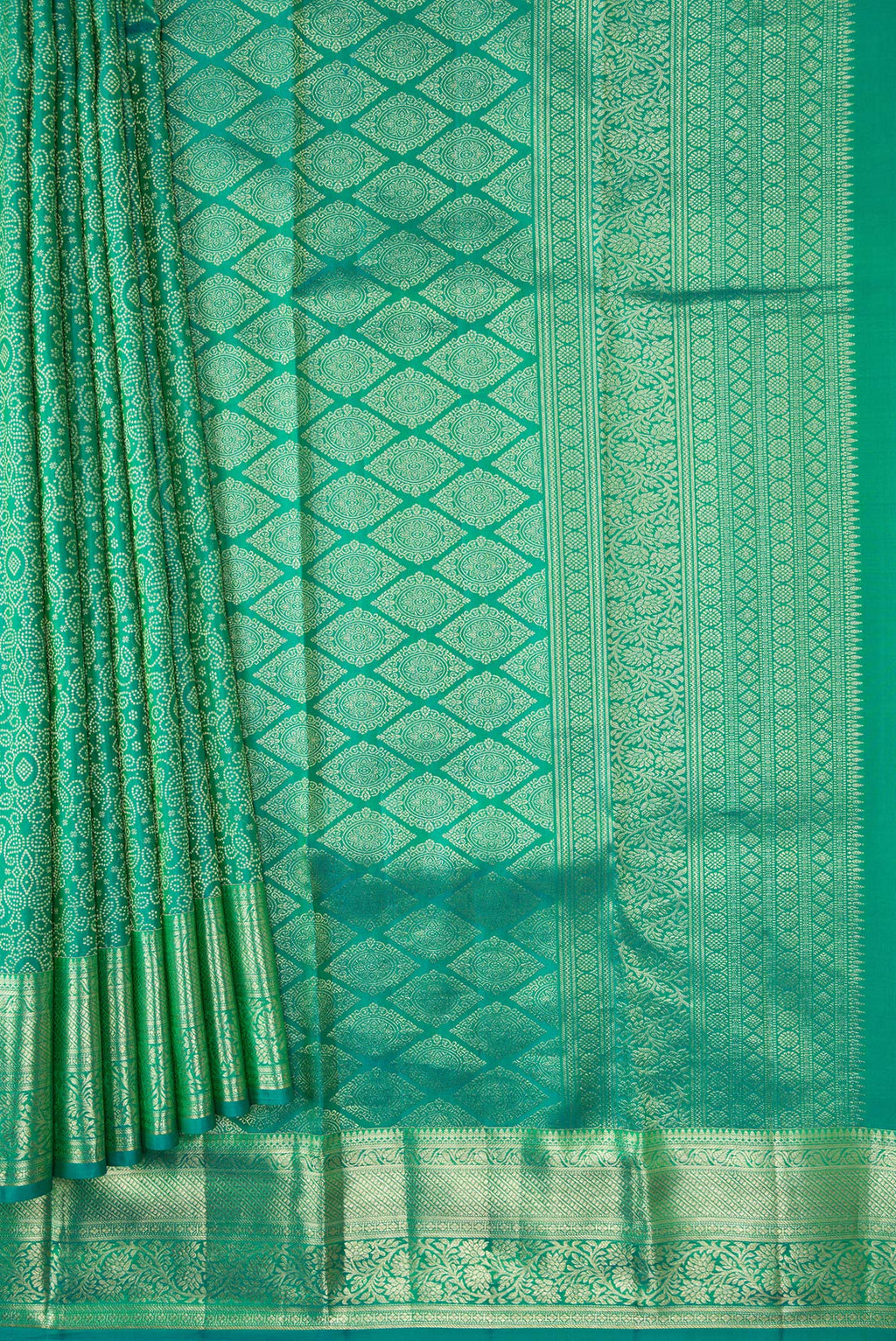 Pleats and pallu of Green Dual Tone Kanchipuram Silk Saree with Zari Brocade on the body and Zari Border. 