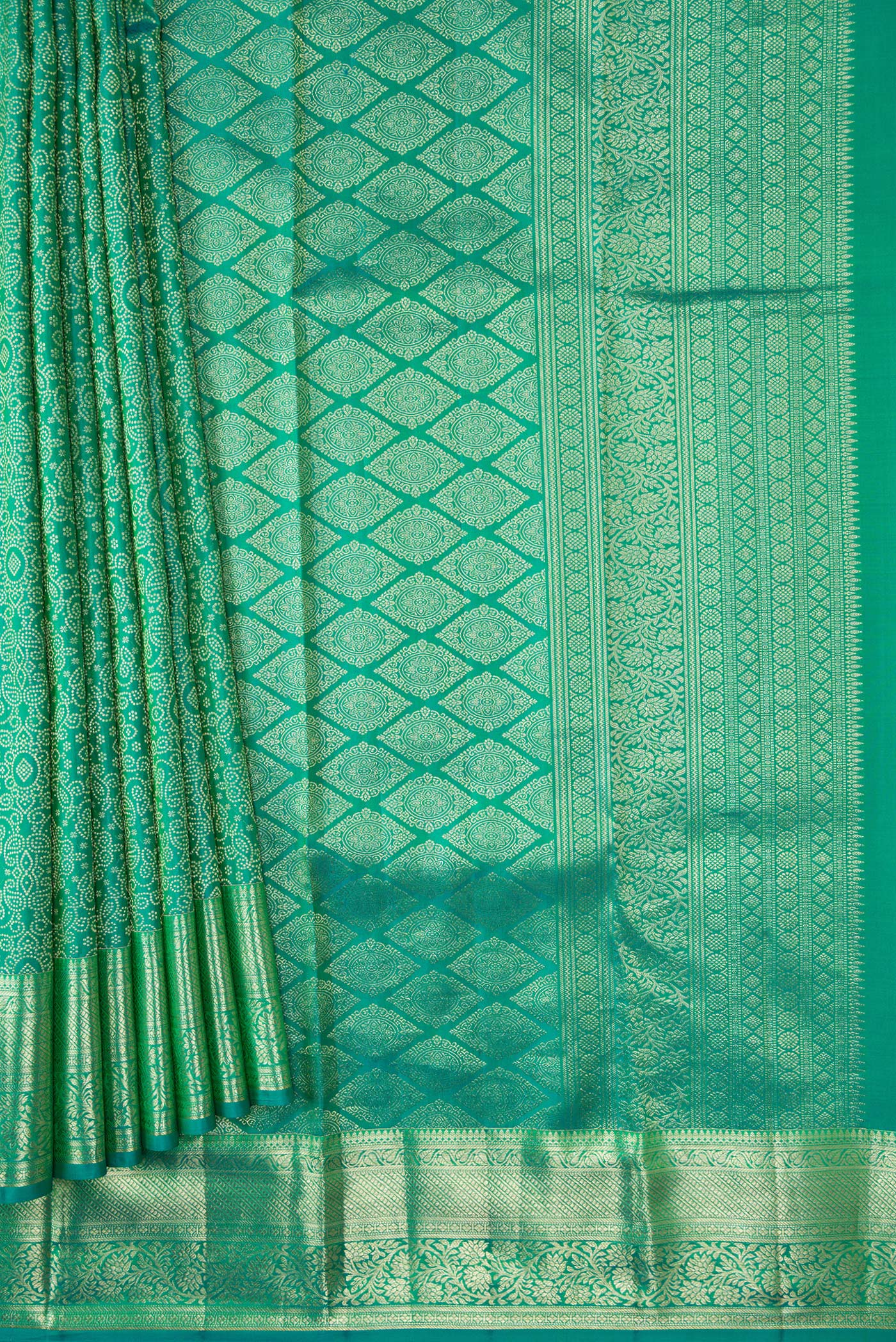 Pleats and pallu of Green Dual Tone Kanchipuram Silk Saree with Zari Brocade on the body and Zari Border. 