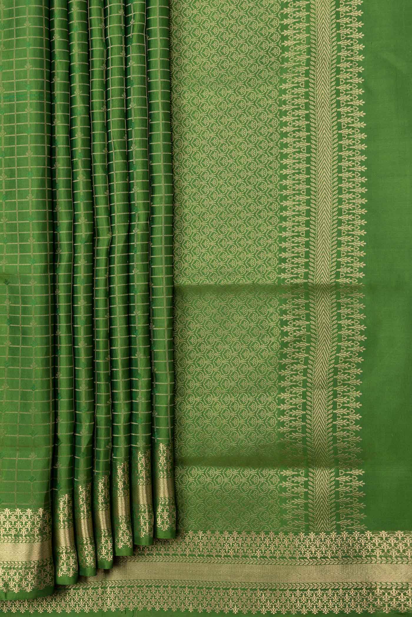 Pleats and pallu of Green Dual Tone Soft Silk Saree with Checked design on the body and Thread Border. 
