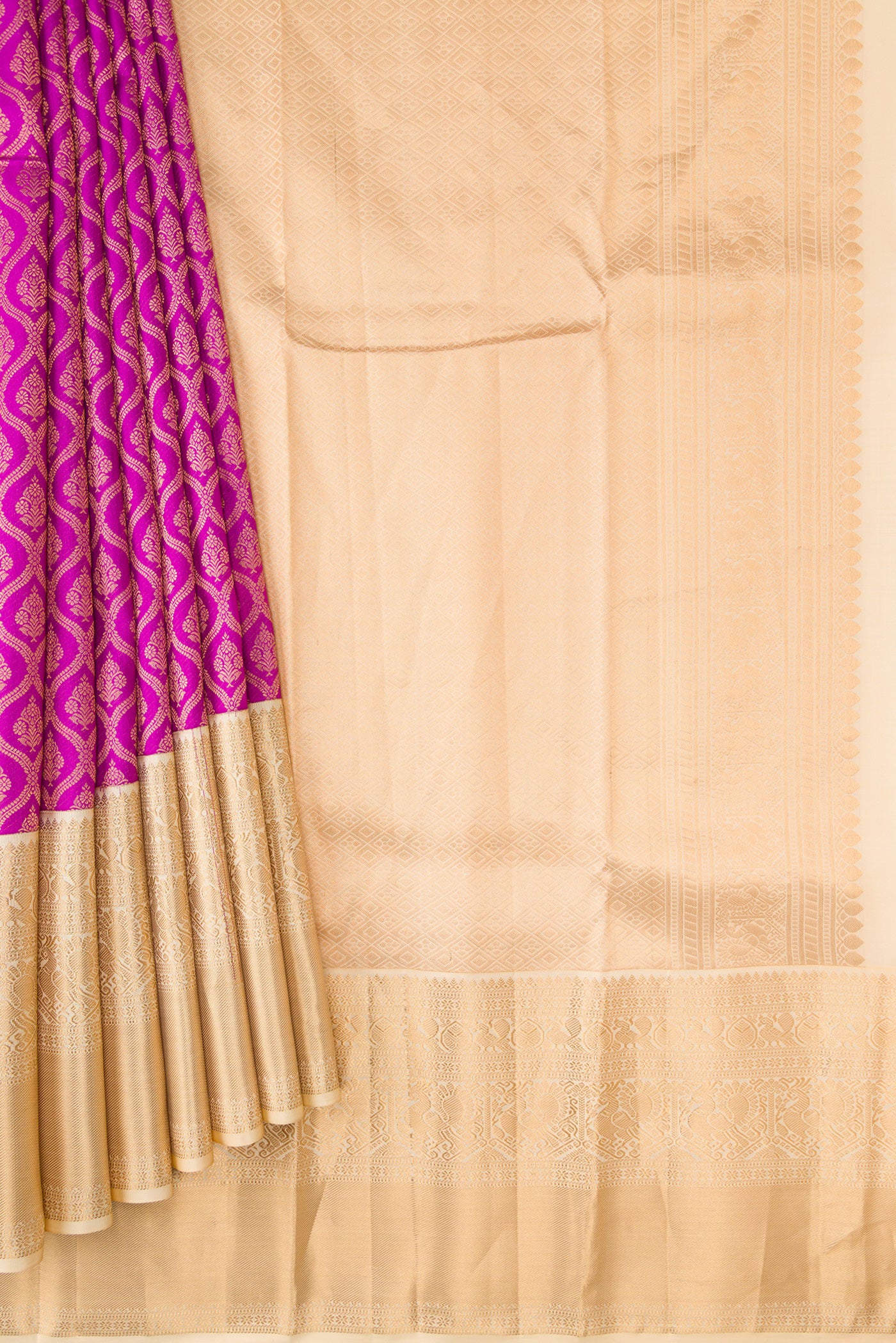 Pleats and pallu of Magenta Dual Tone Kanchipuram Silk Saree with Zari Brocade on the body and Zari Border. 