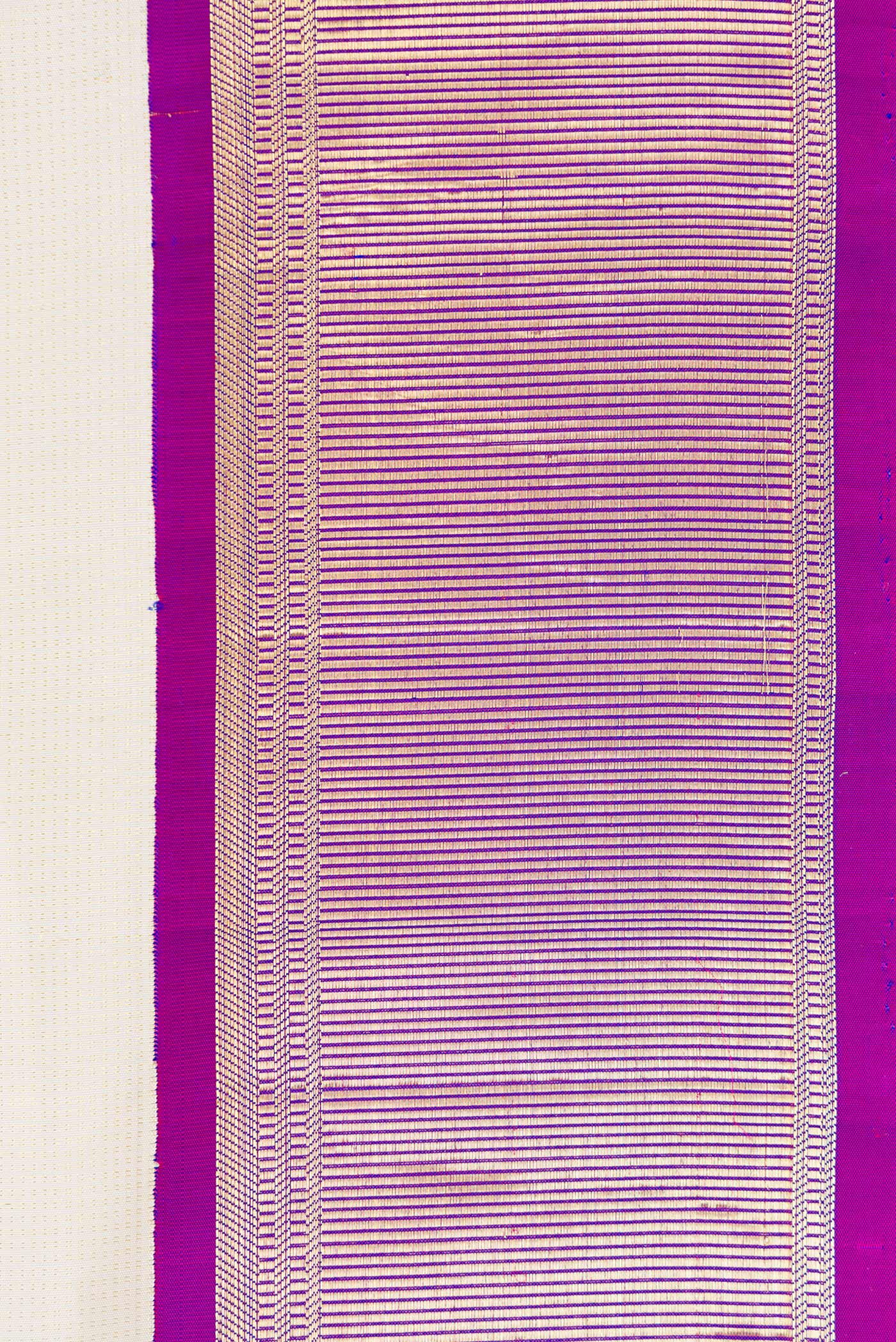 Border image of Pure Silk Pure Zari Off White Dual Tone Kanchipuram Nine Yards Saree with Zari Brocade on the body and Zari Border. 