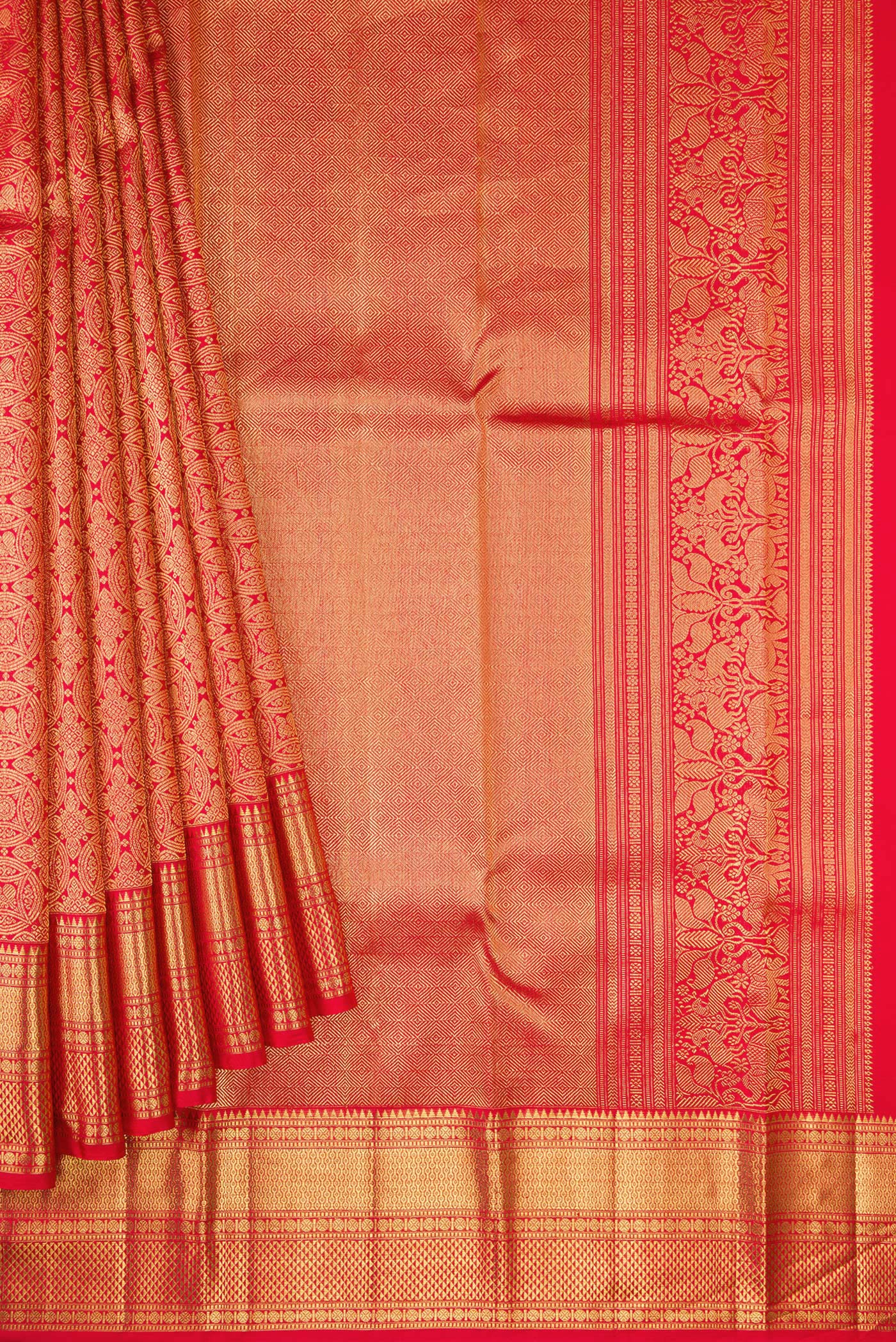 Pleats and pallu of Red Dual Tone Kanchipuram Silk Saree with Zari Brocade on the body and Zari Border. 