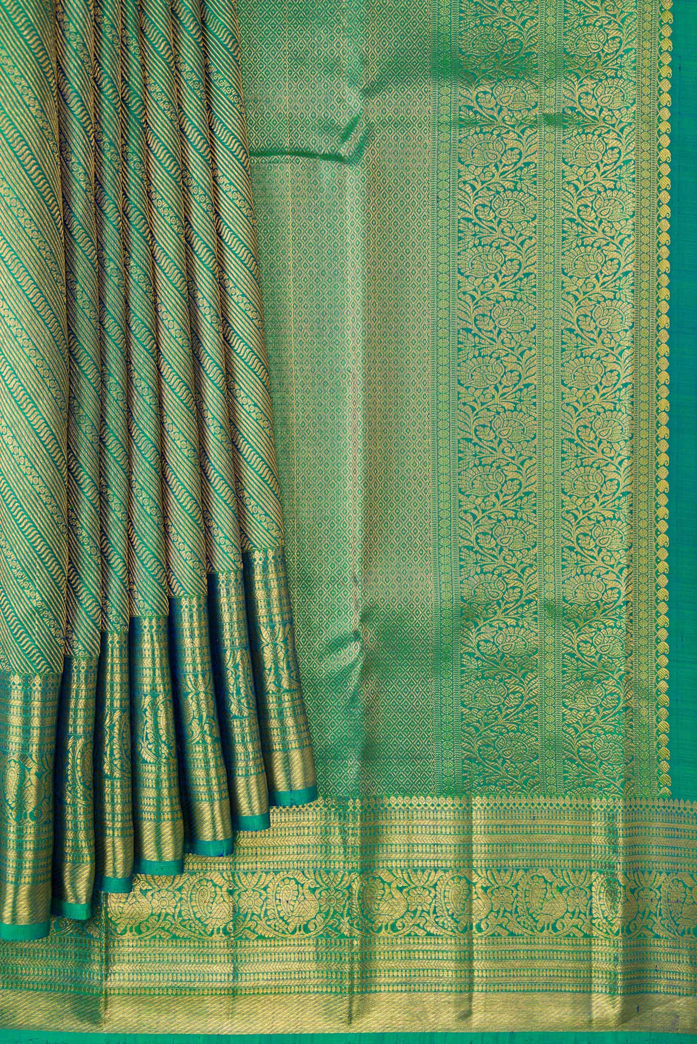 Pleats and pallu of Green Dual Tone Kanchipuram Silk Saree with Zari Brocade on the body and Zari Border. 