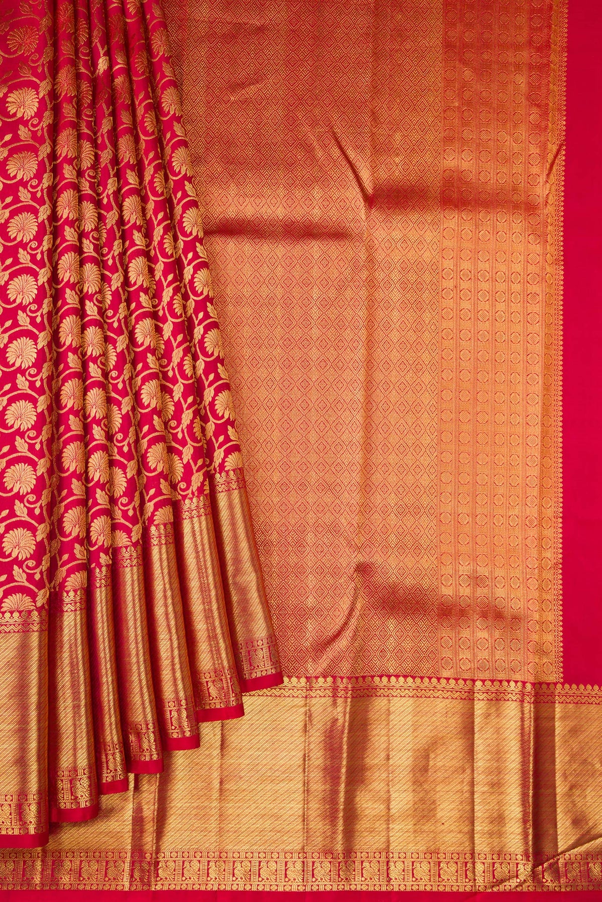 Pleats and pallu of Maroon Dual Tone Kanchipuram Silk Saree with Zari Brocade on the body and Zari Border. 