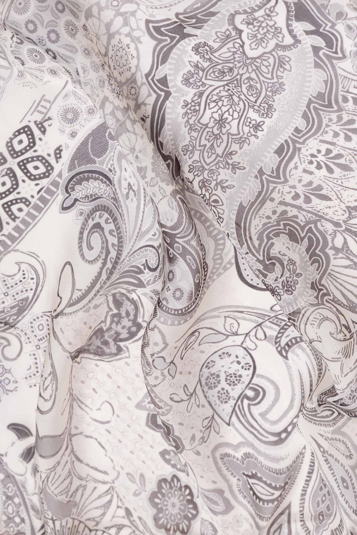 Close up of Grey Dual Tone Georgette SareePrinted design on the body and Embroidery Border displaying folds