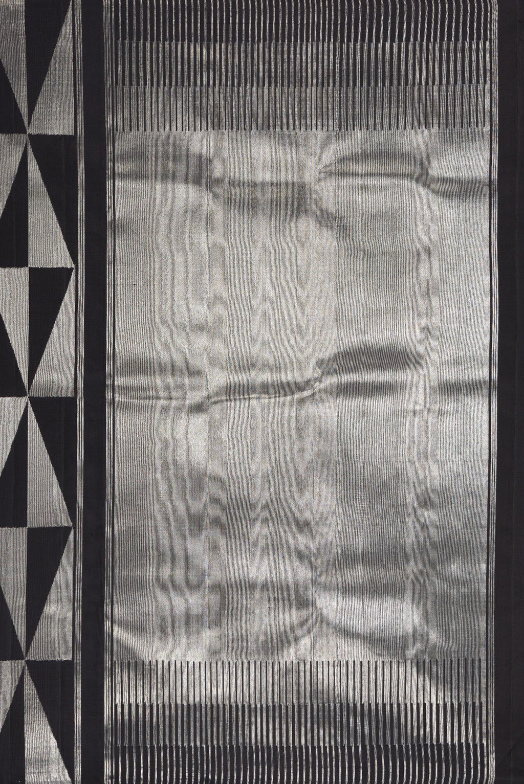 Close up image of the pallu of Black Dual Tone Kanchipuram Tissue Silk Saree with Zari Brocade on the body and Without Border. 