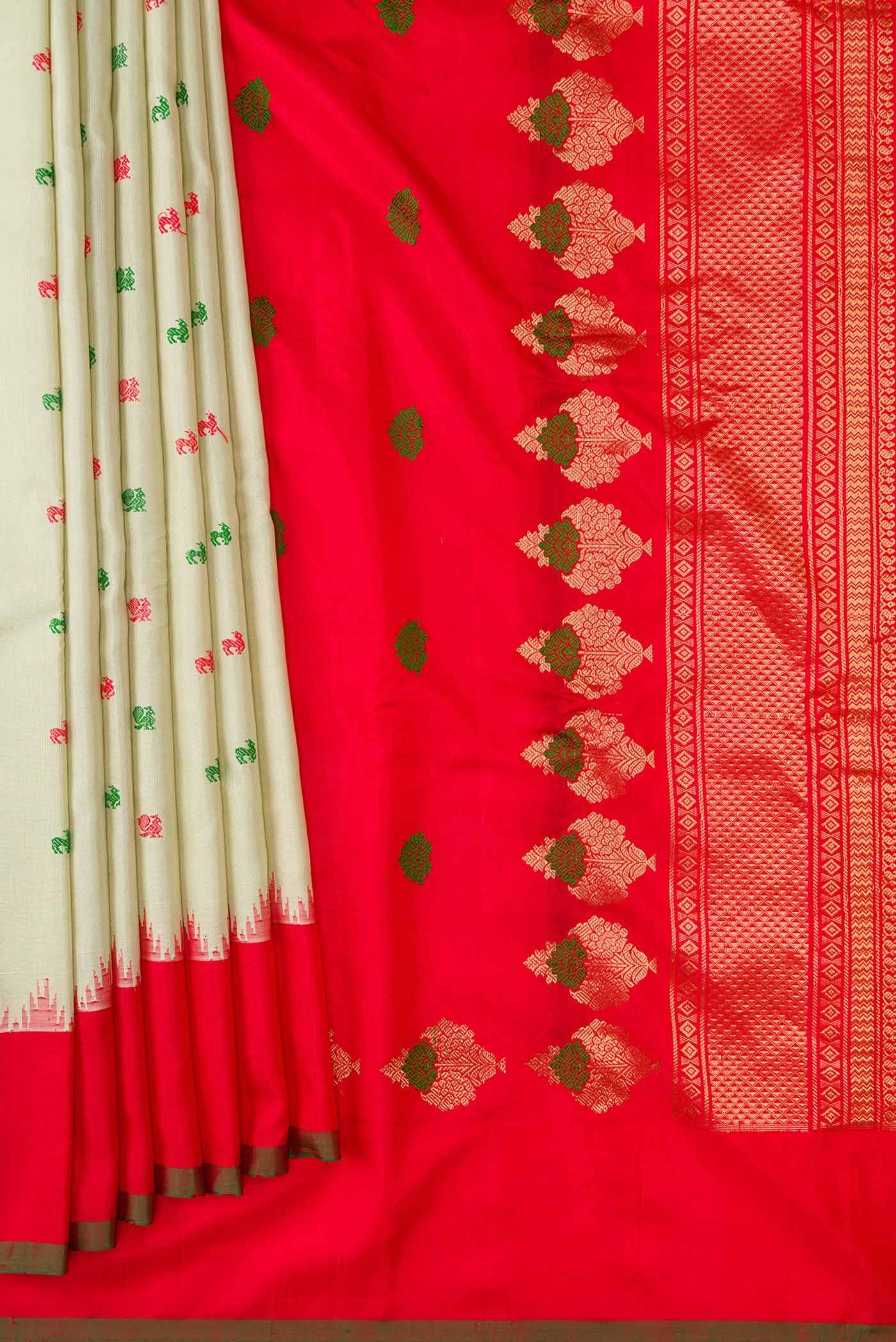 Pleats and pallu of Light Green Dual Tone Gadwal Silk Saree with Zari Butta on the body and Zari Border