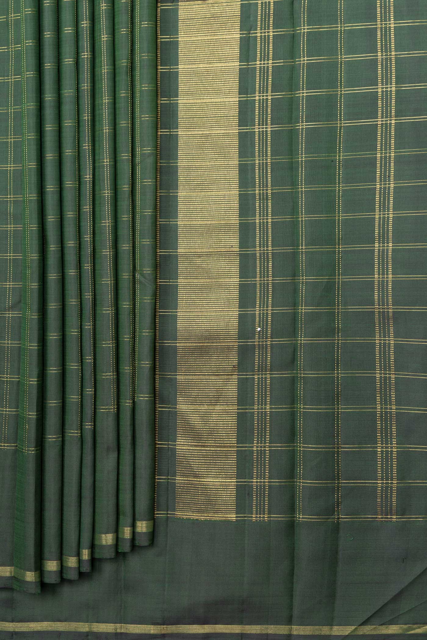 Pleats and pallu of Bottle Green Dual Tone Kanchipuram Saree with Checked design on the body and Zari Border. 