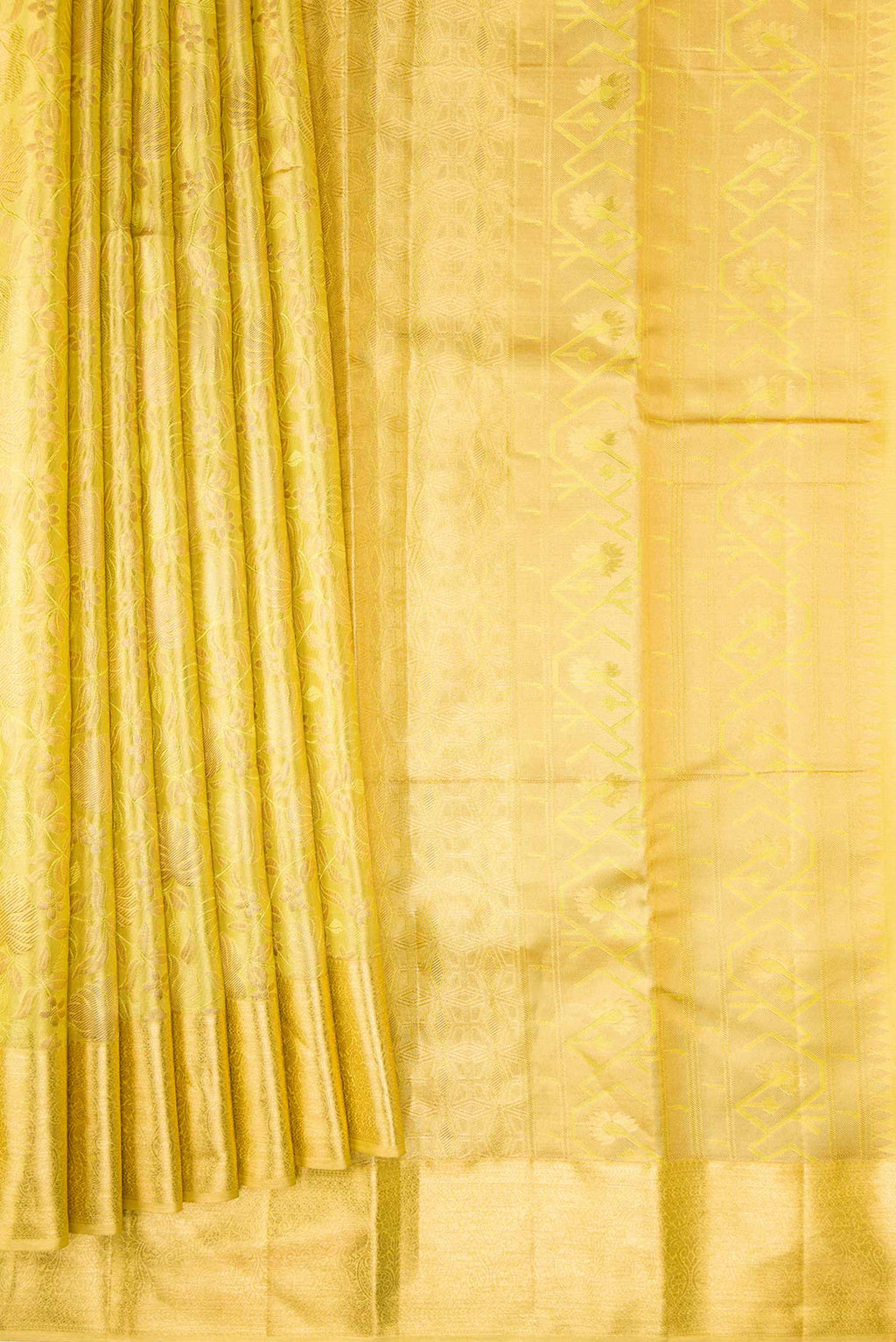 Pleats and pallu of Green Dual Tone Kanchipuram Tissue Silk Saree with Zari Brocade on the body and Zari Border. 