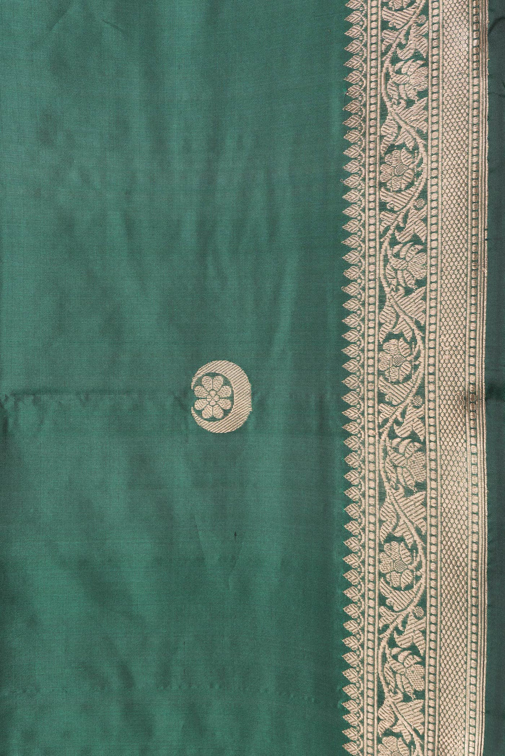 Border image of Bottle Green Dual Tone Banarasi Silk Saree with Zari Butta on the body and Zari Border. 