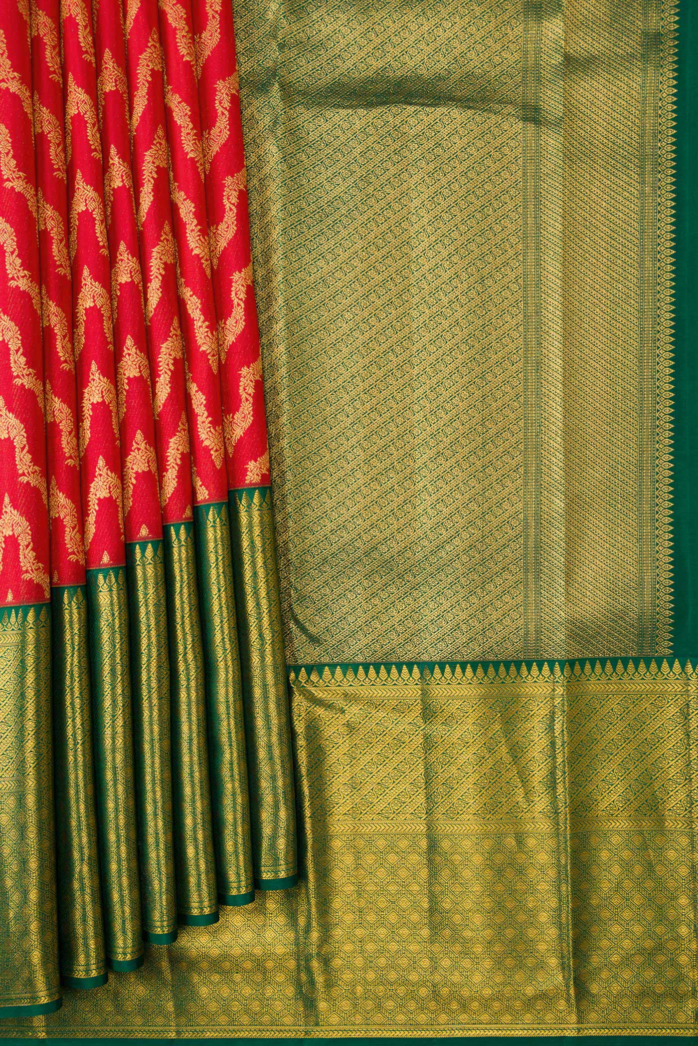 Pleats and pallu of Red Dual Tone Kanchipuram Silk Saree with Zari Brocade on the body and Zari Border. 