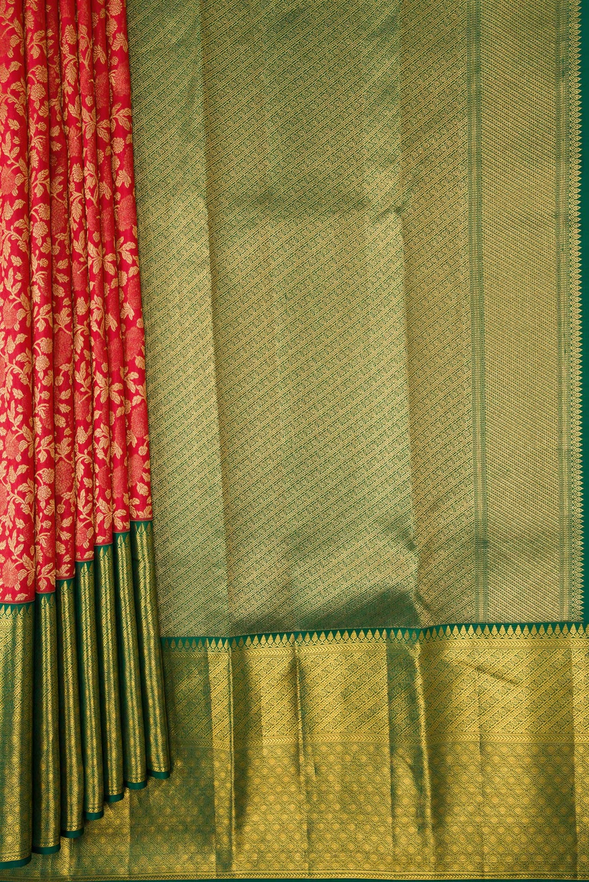 Pleats and pallu of Red Dual Tone Kanchipuram Silk Saree with Zari Brocade on the body and Zari Border. 