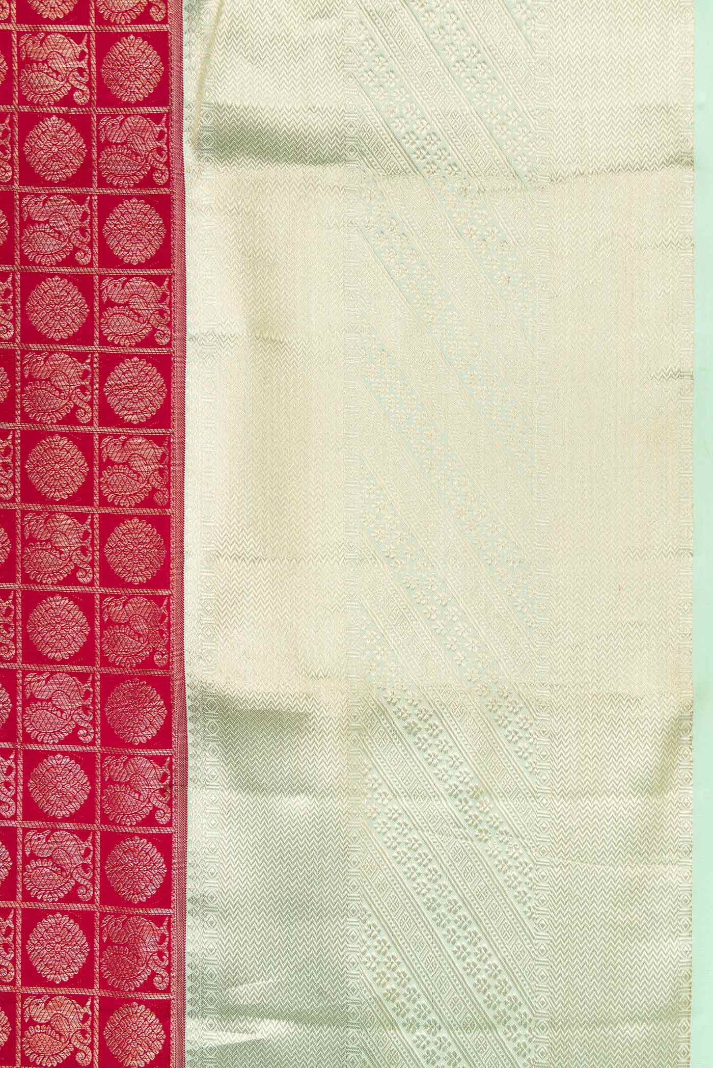 Border image of Maroon Dual Tone Kanchipuram Silk Saree with Zari Brocade on the body and Zari Border. 
