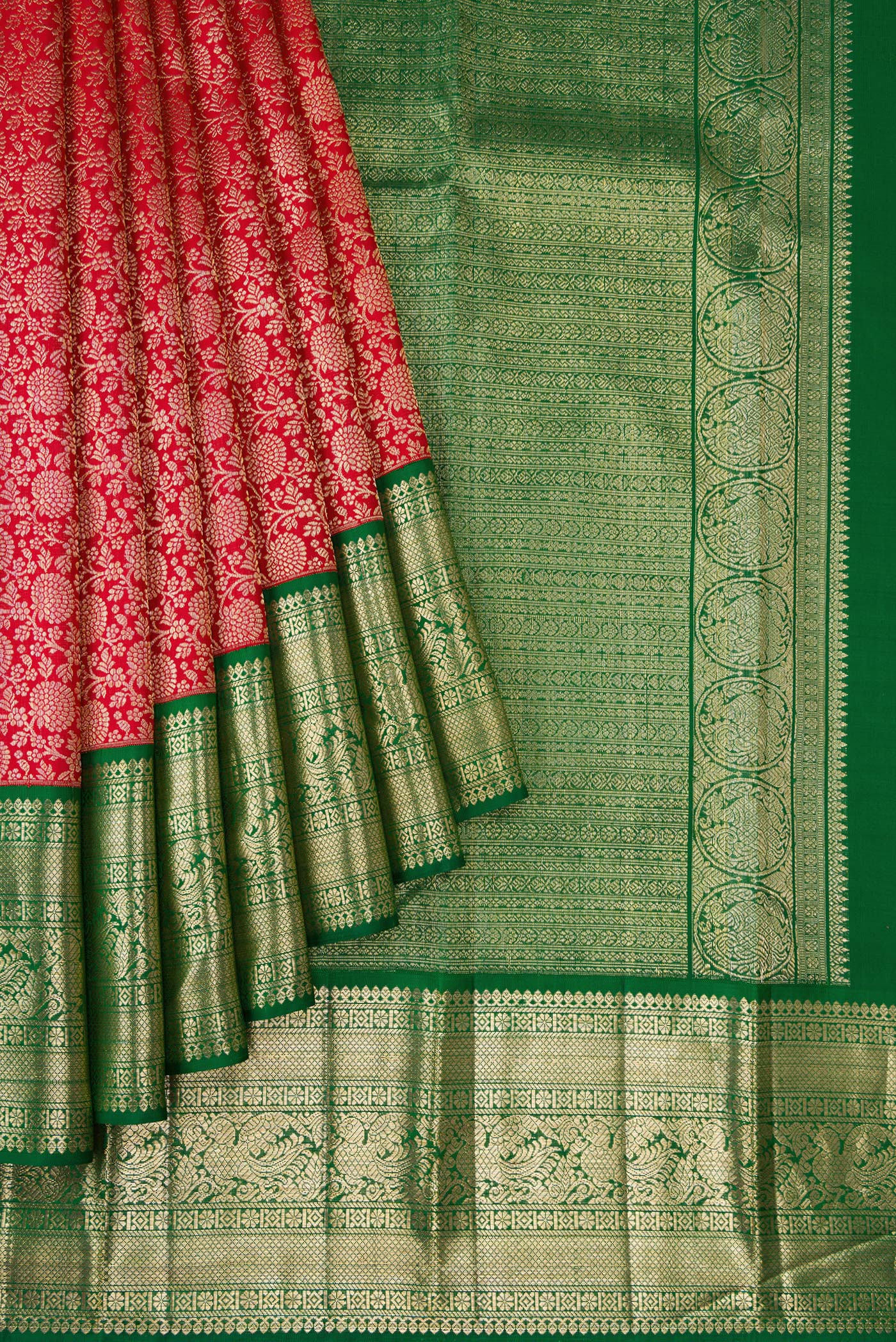 Pleats and pallu of Maroon Dual Tone Kanchipuram Silk Saree with Zari Brocade on the body and Zari Border. 