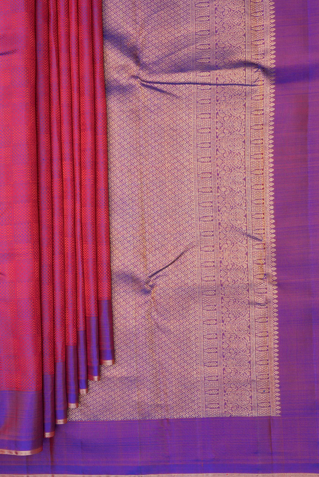 Pleats and pallu of Pure Silk Purple Dual Tone Kanchipuram Saree with Jacquard design on the body and Thread Border. 