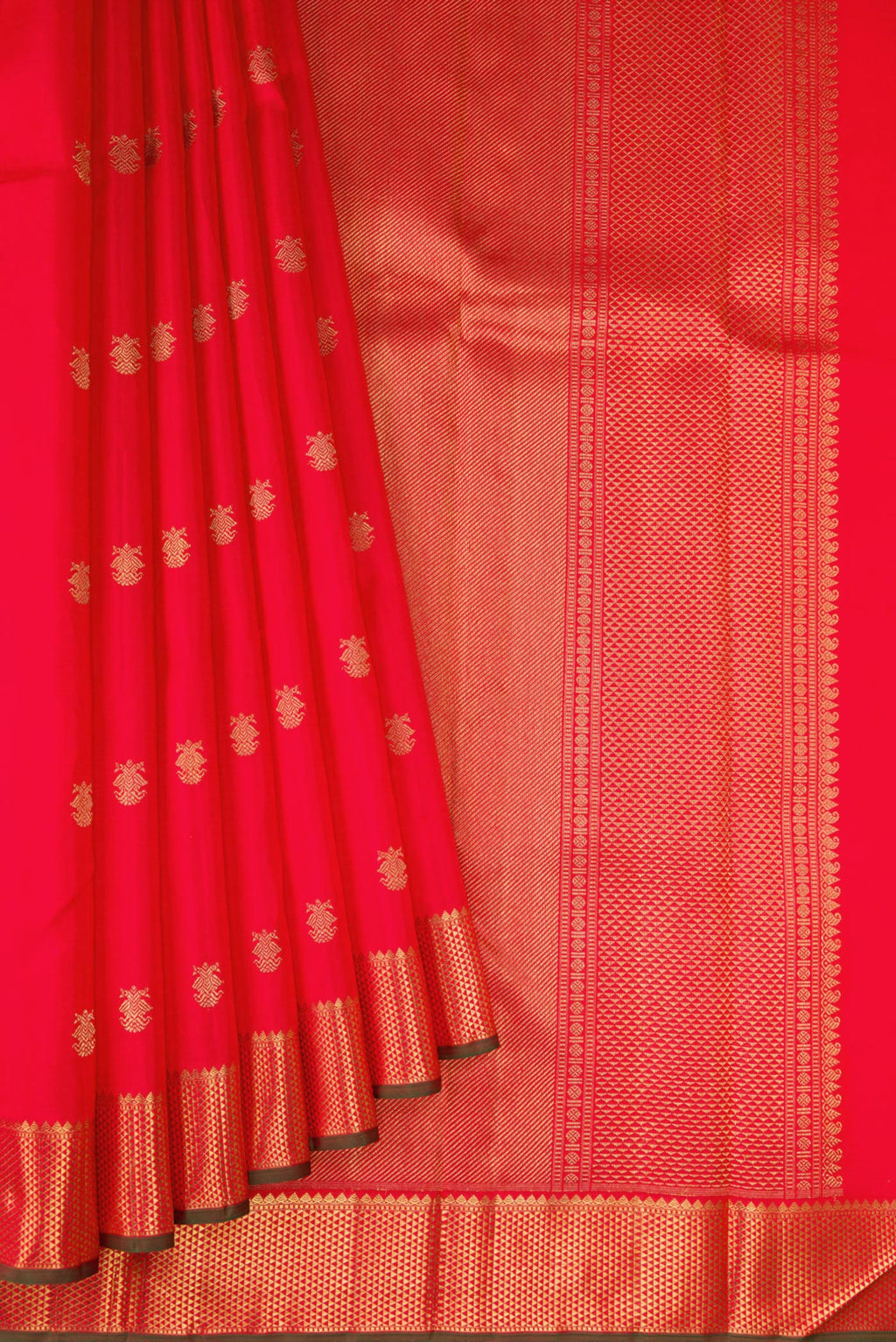 Pleats and pallu of Red Dual Tone Kanchipuram Silk Saree with Zari Butta on the body and Zari Border. 