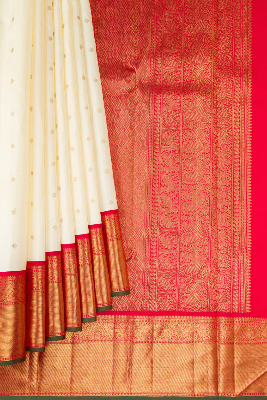 Pleats and pallu of Pure Silk Pure Zari Off White Dual Tone Kanjivaram Saree with Zari Butta on the body and Zari Border. 
