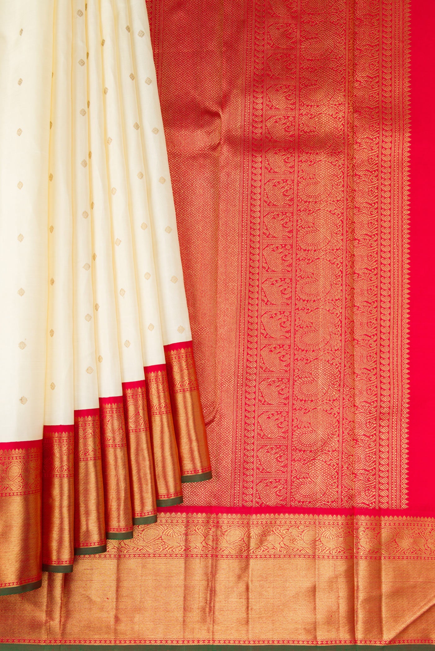 Pleats and pallu of Pure Silk Pure Zari Off White Dual Tone Kanjivaram Saree with Zari Butta on the body and Zari Border. 