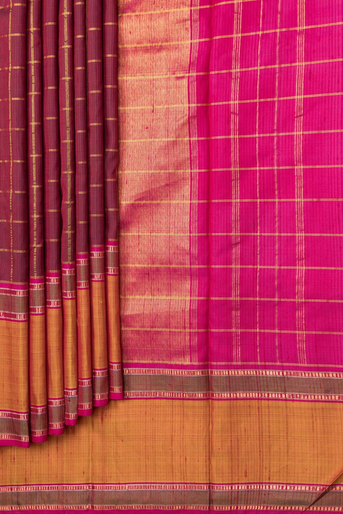 Pleats and pallu of Maroon Dual Tone Kanchipuram Silk Saree with Checked design on the body and Zari Border. 