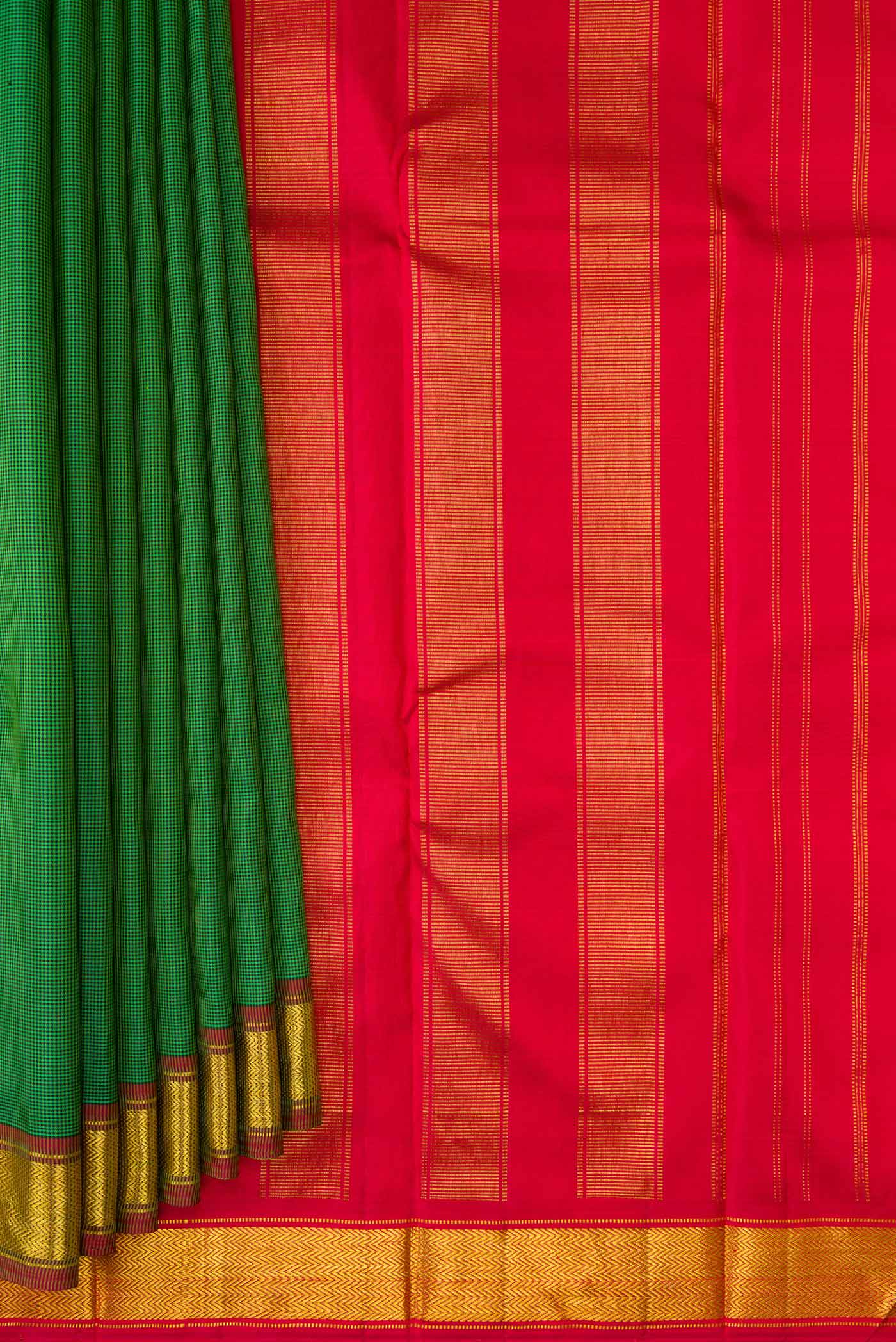 Pleats and pallu of Green Dual Tone Kanchipuram Silk Saree with Checked design on the body and Zari Border