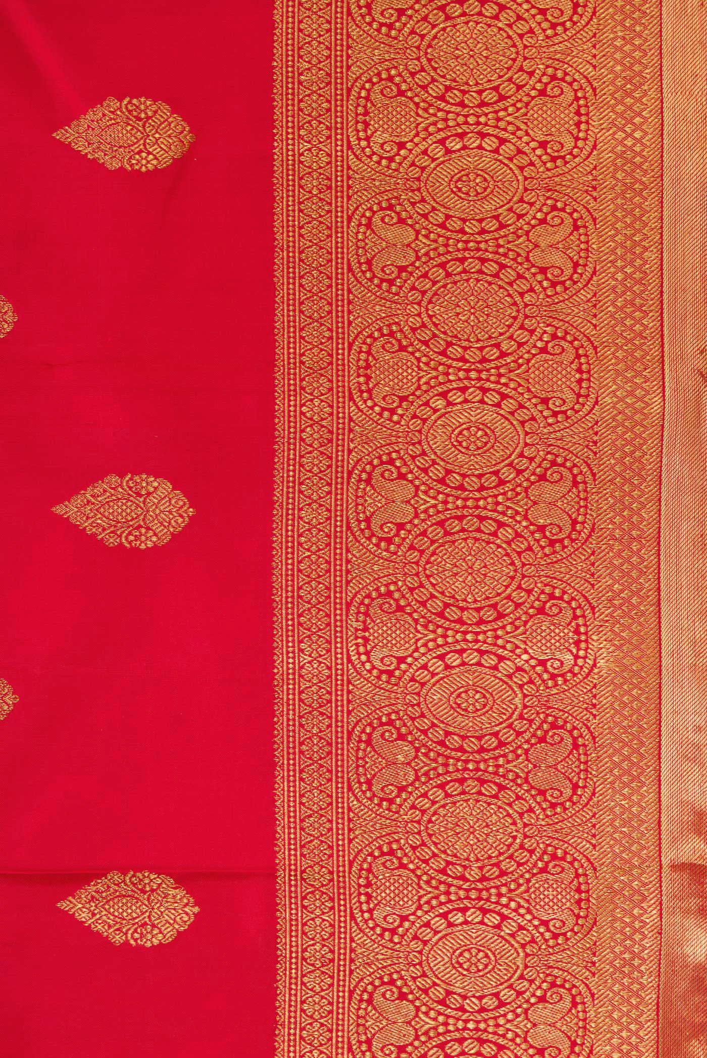 Border image of Pure Silk Pure Zari Red Dual Tone Kanjivaram Saree with Zari Butta on the body and Zari Border. 