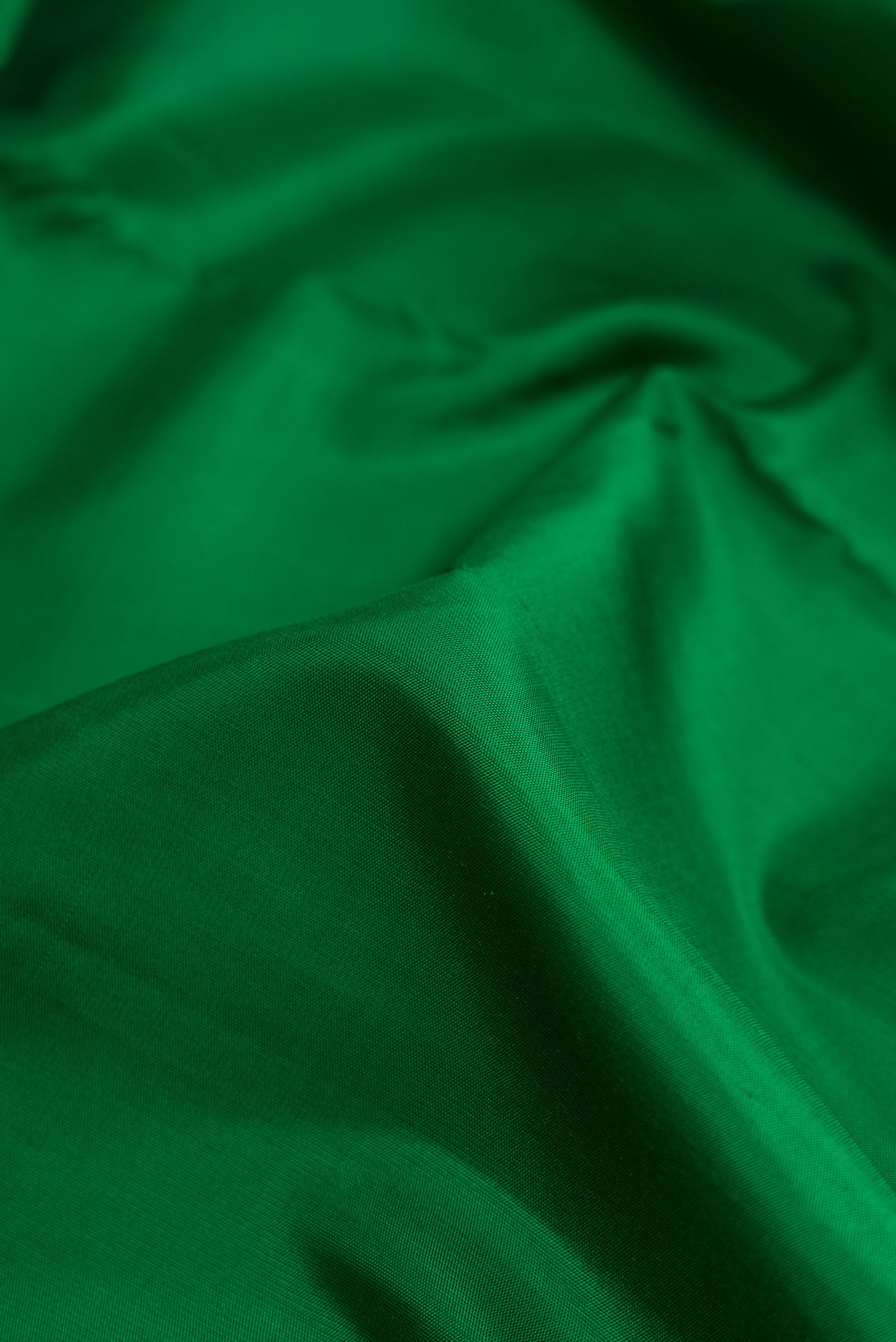 Close up of Pure Silk Pure Zari Bottle Green Dual Tone Kanchipuram Nine Yards Saree with Plain Body and Zari Border.  displaying folds
