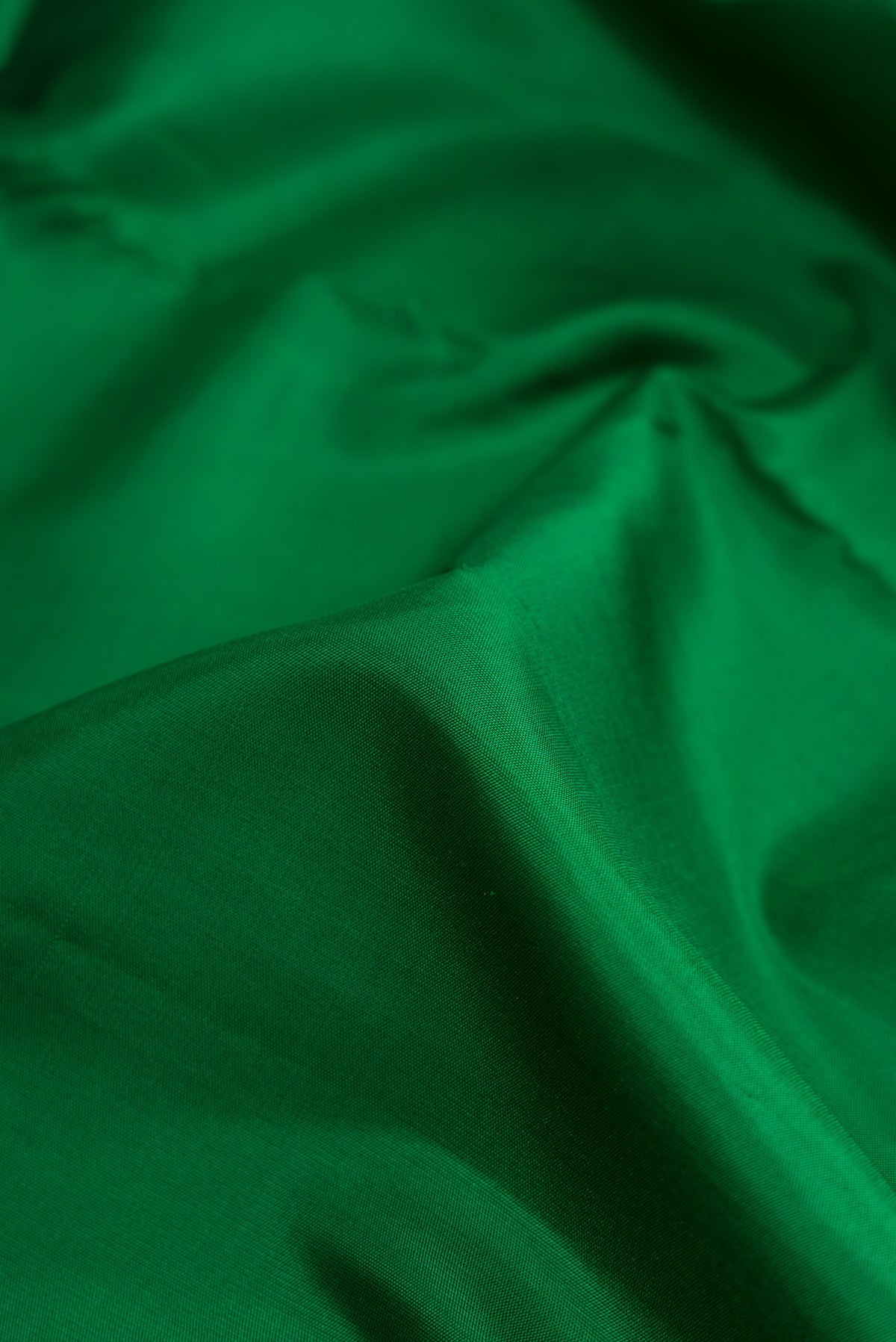 Close up of Pure Silk Pure Zari Bottle Green Dual Tone Kanchipuram Nine Yards Saree with Plain Body and Zari Border.  displaying folds