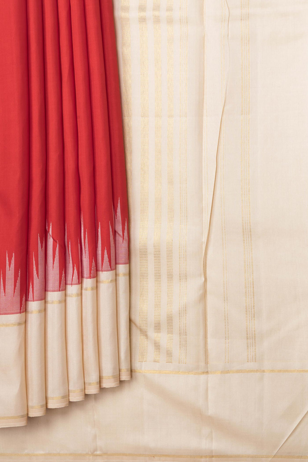 Pleats and pallu of Red Dual Tone Kanchipuram Silk Saree with Plain Body and Temple Border. 