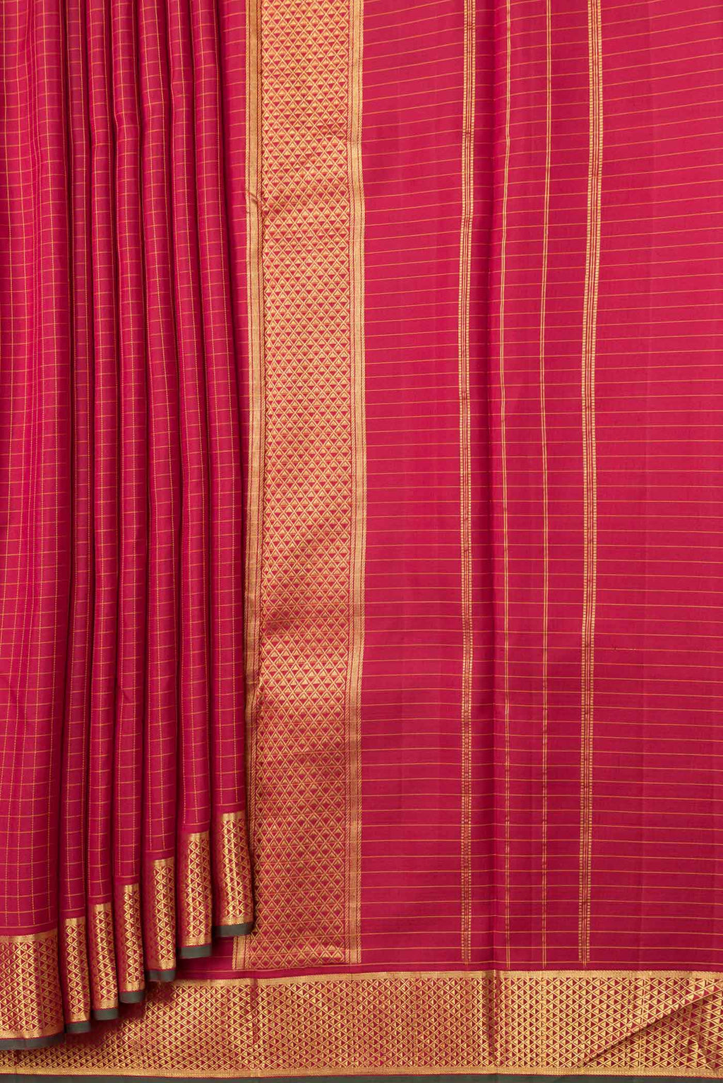 Pleats and pallu of Maroon Dual Tone Kanchipuram Silk Saree with Checked design on the body and Zari Border. 