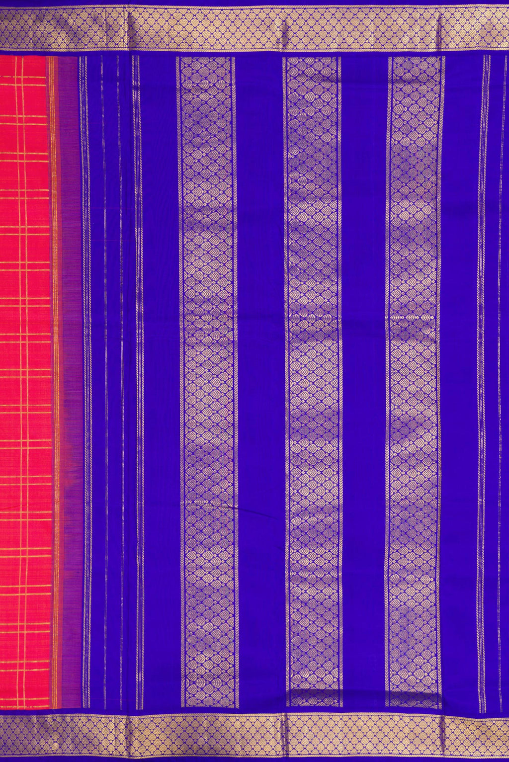 Close up image of the pallu of Pink Kanchipuram Silk Nine Yards Saree with Checked design on the body and Zari Border. 