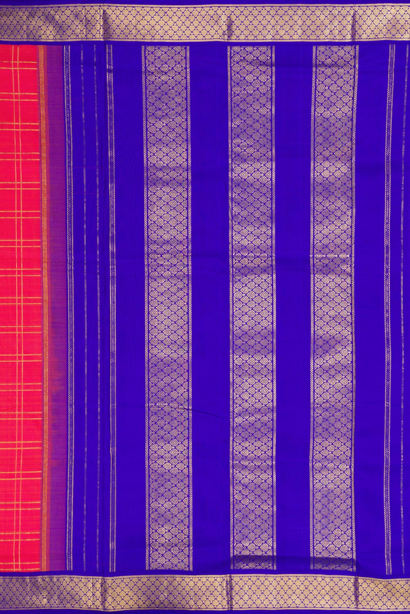 Close up image of the pallu of Pink Kanchipuram Silk Nine Yards Saree with Checked design on the body and Zari Border. 