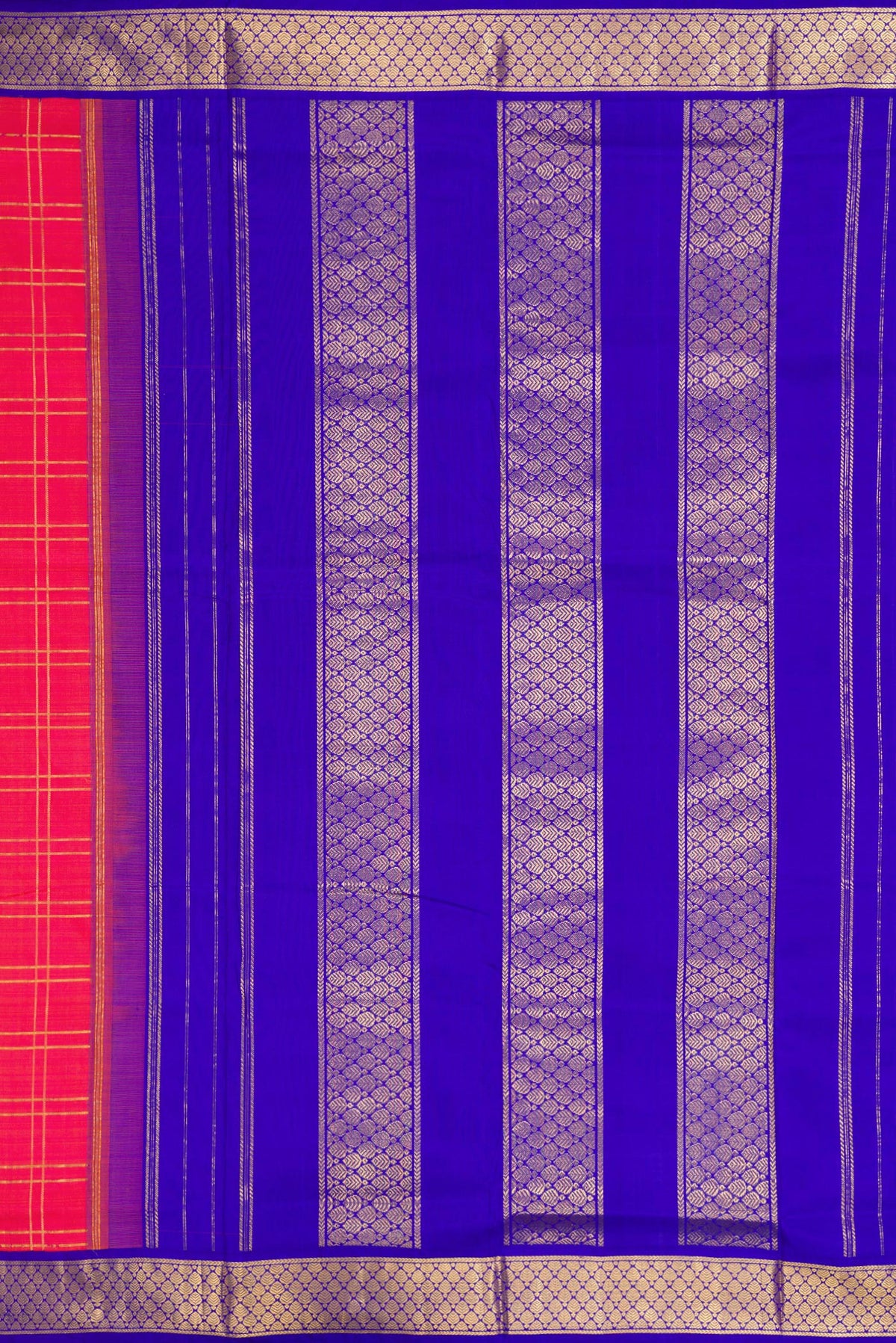 Close up image of the pallu of Pink Kanchipuram Silk Nine Yards Saree with Checked design on the body and Zari Border. 