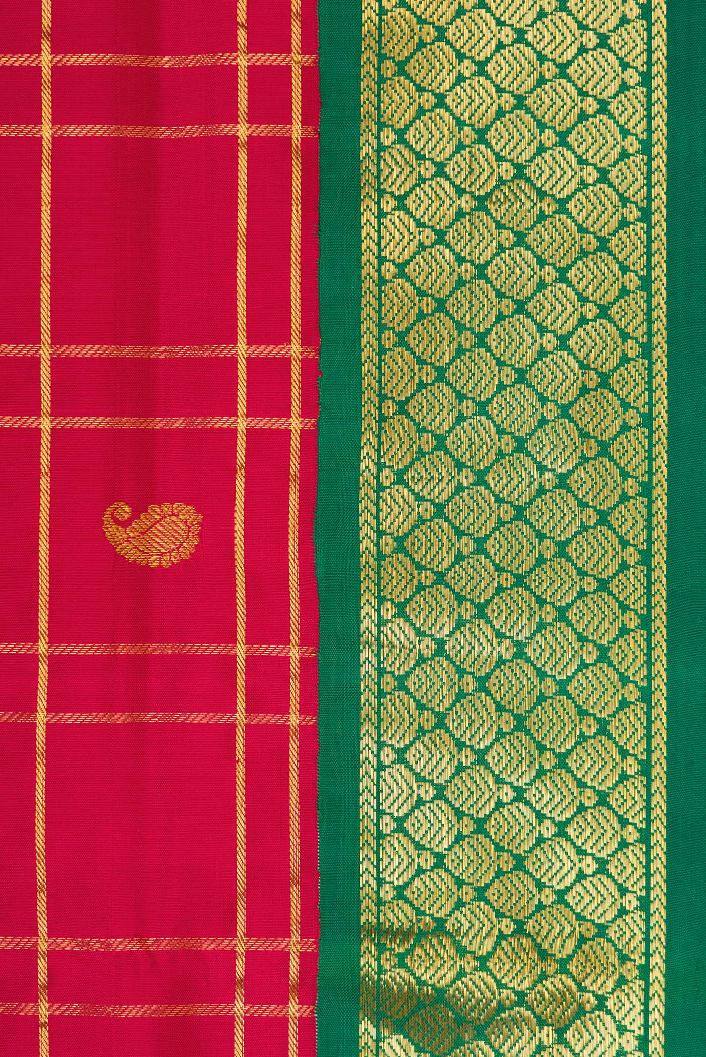 Border image of Pure Silk Pure Zari Maroon Dual Tone Kanchipuram Nine Yards Saree with Checked design on the body and Zari Border. 