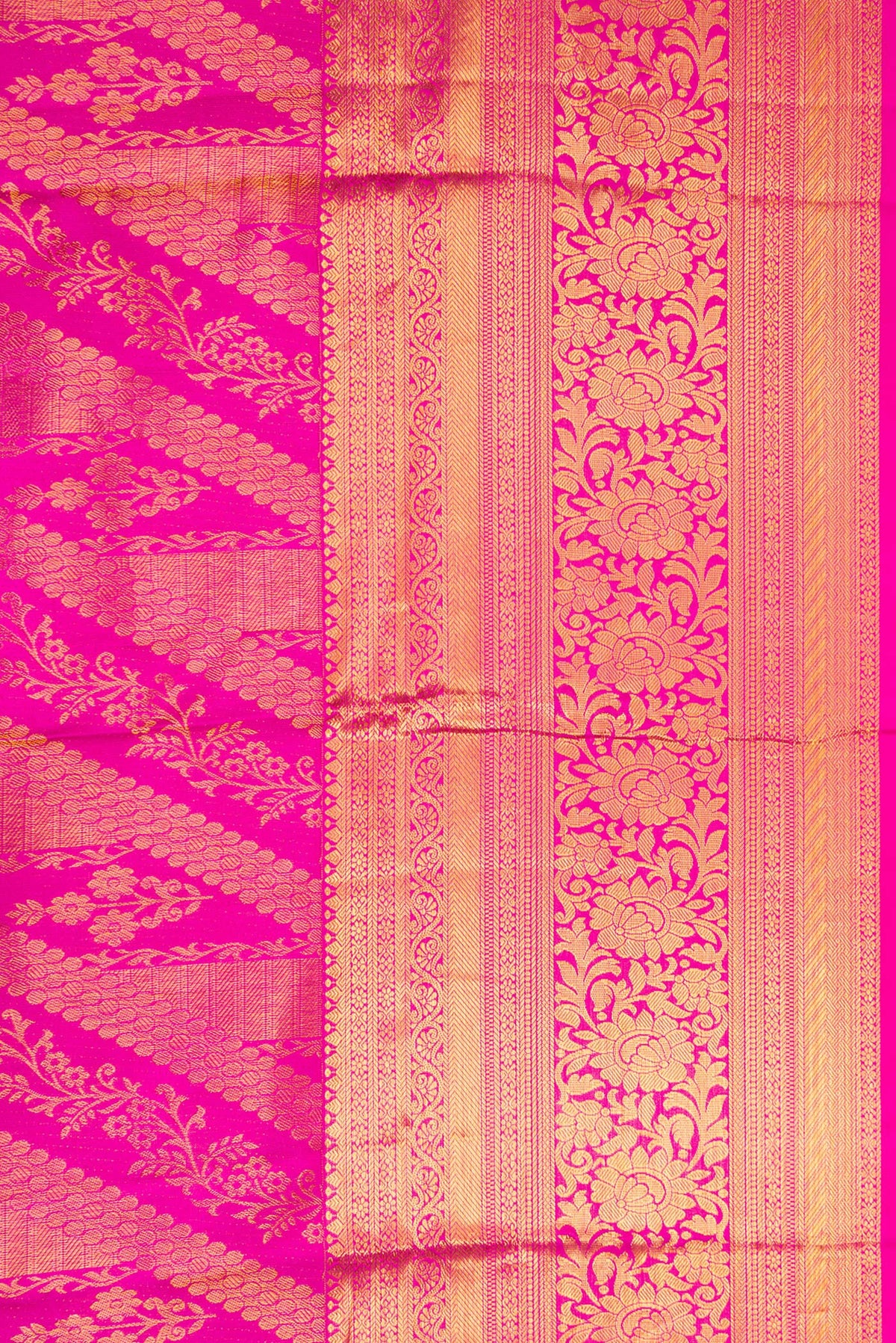 Border image of Pink Dual Tone Kanchipuram Silk Saree with Zari Brocade on the body and Zari Border. 